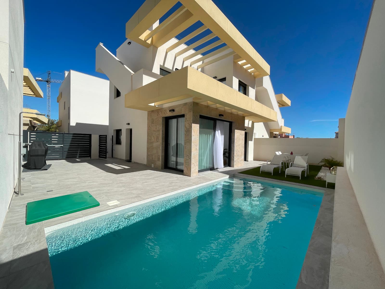 Vivienda seminueva en perfectas condiciones. Año construcción 2023. Tiene 3 dormitorios y 2 baños, amplio salón y cocina completamente equipada, piscina privada, terraza, dos máquinas de aire acondicionado, aerotermia, suelo radiante en los baños, trastero, parking en la parcela. Al lado de todos los servicios.Vivienda lista para entrar a vivir.