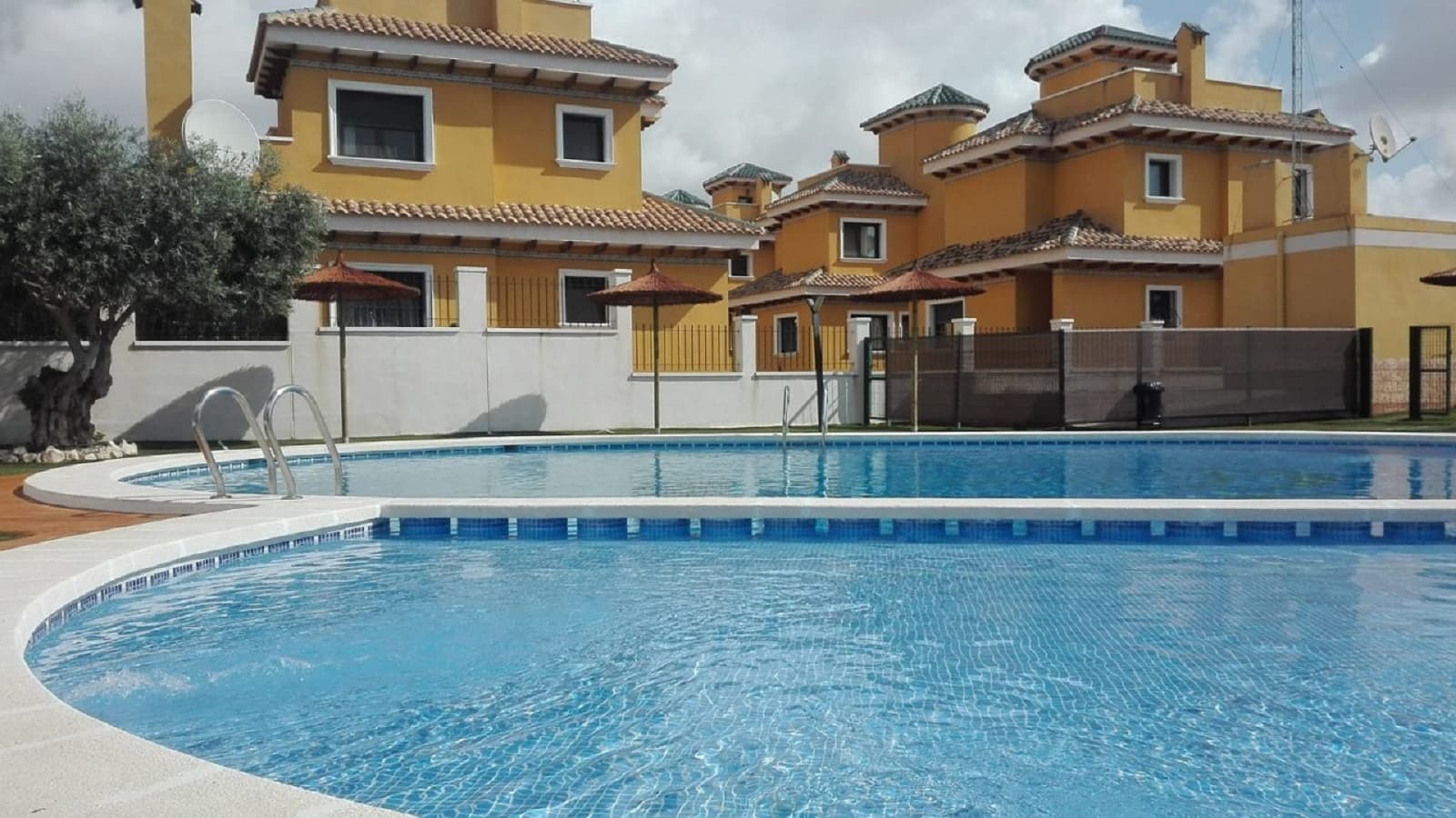 This charming semi-detached house, ideal for families, offers comfort and modernity in one of the most sought-after areas of Ciudad Quesada. With three spacious bedrooms, all equipped with air conditioning, and a functional basement that includes a brand-new, fully equipped kitchen, this property is an excellent investment and a delightful place to live.The property features three bedrooms, all with air conditioning for maximum comfort, a functional basement that also serves as a versatile space and includes an additional new, fully equipped kitchen, air conditioning in all bedrooms, living room, and basement, a main kitchen with a dishwasher and high-end appliances, a private terrace and plot perfect for enjoying the Mediterranean climate in privacy, a communal pool ideal for relaxation and socializing, a safe located in the master bedroom closet for added security, and two televisions included in the home.Located in an excellent area, just steps from all services, this home combines convenience, security, and style.For sale furnished and equipped!