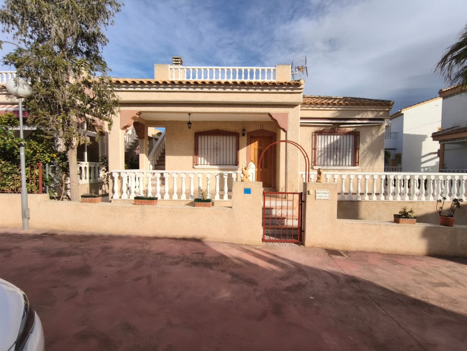 Chalet de planta baja con solárium y jardín privado ubicado en una parcela de 216 m² con 84 m² construidos y 73 m² útiles más un sótano de 18 m². Su diseño combina comodidad y funcionalidad en una urbanización que ofrece piscina comunitaria y amplias zonas comunes.La vivienda cuenta con un porche de entrada que da acceso al salón con chimenea, tres habitaciones con armarios empotrados, cocina independiente con galería y baño completo. En la planta alta se encuentra el solárium con acceso mediante una escalera exterior que parte del jardín, ideal para disfrutar del sol y momentos de relax.Desde el jardín se accede a un sótano de 18 m² a través de una pequeña puerta de aluminio. Este espacio no figura en la documentación registral pero es perfecto como almacén o zona de ocio adicional.El IBI es de 258,63 € anuales y la comunidad de propietarios tiene un coste de 149,56 € anuales.Esta propiedad es ideal para quienes buscan tranquilidad y confort en un entorno residencial bien cuidado.