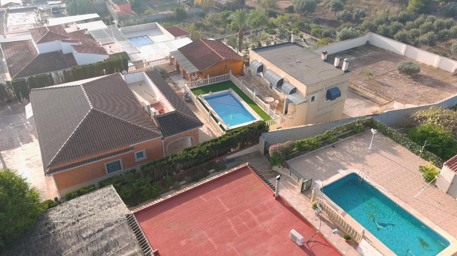 Propiedad de 4 dormitorios en la casa principal y una casita de madera independiente con salón, 3 dormitorios adicionales y baño. ¡También hay una dependencia adicional con terraza, cocina, salón, cuarto de baño, esto sin duda podría ser una habitación de invitados extra! Un trastero / garaje también está disponible.Esta propiedad está situada en una parcela de 2000m2 con más de 300m2 de espacio habitable con una amplia piscina privada.Esta propiedad se encuentra en el campo de AlbateraEl pueblo de Albatera cuenta con servicios que incluyen un centro de salud 24 horas, gimnasio bien equipado y una nueva piscina cubierta, tiendas y supermercados, hay un mercado semanal en el propio pueblo y escuelas para todas las edades a sólo 5 minutos.También hay un autobús que pasa por la ciudad a la Escuela Británica de Alicante. A menos de 10 m de Crevillente, 15 m de Elche y 25 m del aeropuerto y 30 de la costa y de las principales ciudades de Alicante y Murcia.Esta buscando una propiedad rustica original totalmente reformada con mucho carácter y fabulosas vistas con mas potencial para una familia grande y con vecinos pero privada entonces es una perfecta elección. También puedes tener a toda tu familia y amigos alrededor pero puedes mantener tu propio espacio ya que tienes 3 edificaciones diferentes en la misma parcela. También puede utilizar uno o 2 edificio para alquilar para los turistas en vacaciones.