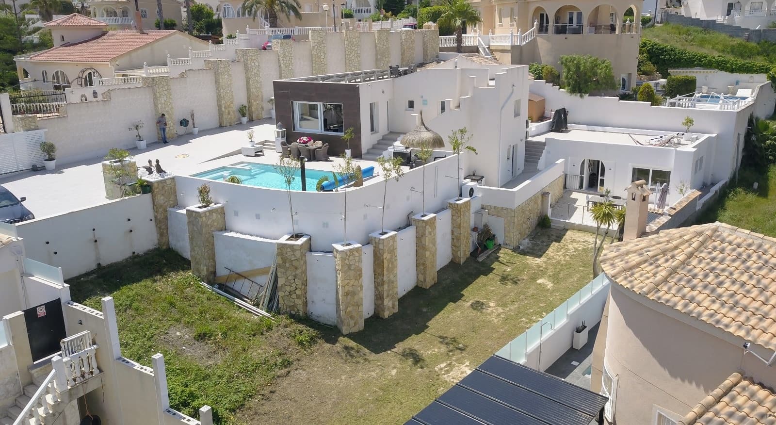 Luxury villa for a large familyProperty comprising 4 buildings, a main villa and 3 flats on 1,000 m2 of land1)With a spacious villa of 150m² with large living room and full view of the valley and pool and open kitchen with island, 2 bedrooms, both with en suite bathrooms.2)Corner studio behind the villa with 1 bedroom and breakfast area, bathroom, TV, fridge, air conditioning and infrared heating and terrace.3)Apartment under the side of the villa with terrace and living room, small kitchen, bathroom and double bedroom, TV, fridge, air conditioning and infrared heating. Hot and cold air conditioning throughout and heating with infrared panels.4)Ground floor flat with large garden, living room, kitchen, bathroom, bedroom, air conditioning and beautiful views, 100m garden with bar.Equipment detailsRoof terrace with solar panel installation and sufficient terrace for a living room and panoramic sea views.Parking for 3 cars with possibility of extension, automatic gate.Swimming pool with special tiling, fountain, heating and jacuzzi in the pool. All with LED lighting.Beautiful plants and decoration and outdoor kitchen with fridge and freezer.Come and visit this opportunity