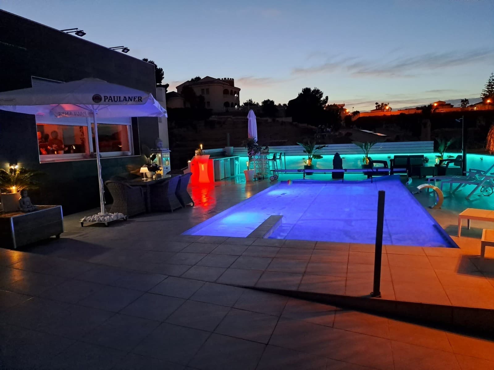 Villa de lujo para una familia numerosaPropiedad que consta de 4 edificios, una villa principal y 3 pisos en 1.000 m2 de terreno1)Con una espaciosa villa de 150m² con gran salón y vista completa al valle y piscina y cocina abierta con isla, 2 dormitorios, ambos con baños en suite.2)Estudio de esquina detrás de la villa con 1 dormitorio y zona de desayuno, baño, TV, nevera, aire acondicionado y calefacción por infrarrojos y terraza.3)Apartamento bajo el lateral de la villa con terraza y salón, pequeña cocina, baño y dormitorio doble, TV, nevera, aire acondicionado y calefacción por infrarrojos. Aire acondicionado frío y calor en toda la casa y calefacción con paneles infrarrojos.4)Apartamento en planta baja con gran jardín, salón, cocina, baño, dormitorio, aire acondicionado y bonitas vistas, 100m de jardín con bar.Detalles de equipamientoAzotea con instalación de placas solares y terraza suficiente para un salón y vistas panorámicas al mar.Aparcamiento para 3 coches con posibilidad de ampliación, puerta automática.Piscina con alicatado especial, fuente, calefacción y jacuzzi en la piscina. Todo con iluminación LED.Hermosas plantas y decoración y cocina al aire libre con nevera y congelador.Venga a visitar esta oportunidad