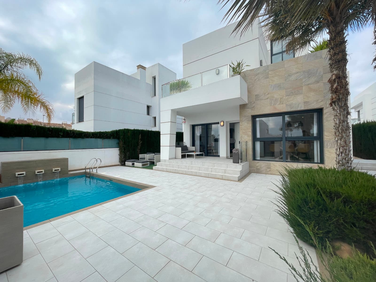 Spectacular detached villa with 3 bedrooms and 3 bathrooms, set on a spacious plot with a private pool, garden with trees, and a barbecue area. The property features a smart home system, air conditioning, and aerothermal hot water. Additionally, it includes parking with an automated gate.The main floor consists of a bright living room with an open kitchen, dining area, storage room, one double bedroom, and a full bathroom.On the first floor, we find a double en-suite bedroom and a large master bedroom with its own bathroom and direct access to a terrace. The terrace can also be accessed via external stairs.One level up, there is a spacious solarium with breathtaking views.The property is sold fully furnished and is within walking distance of all amenities.