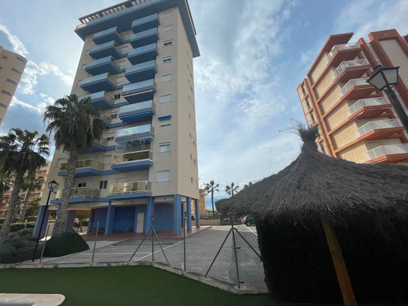 ¡Tu hogar ideal en la costa blanca te está esperando!Este apartamento de 3 habitaciones, situado en la codiciada Avenida del Puerto, te ofrece la combinación perfecta de comodidad, ubicación y vistas espectaculares. A tan solo unos minutos caminando de todos los servicios esenciales, esta vivienda se convierte en una oportunidad única para quienes buscan un estilo de vida tranquilo y accesible en la Costa Blanca.La vivienda: Con un diseño funcional y moderno, este apartamento cuenta con 3 amplias habitaciones, 2 baños completos, uno de ellos en suite, brindándote la privacidad y comodidad que mereces. Las dos habitaciones dobles gozan de vistas panorámicas al mar, creando un ambiente relajante y único que se extiende hasta la terraza. Además, todas las habitaciones están equipadas con armarios empotrados, maximizando el espacio y la organización. La cocina está completamente equipada, lista para disfrutar de momentos culinarios en tu nuevo hogar. El estado general del apartamento es impecable, lo que garantiza una mudanza sin preocupaciones.Este inmueble no solo es ideal para vivir, sino también para inversión. Gracias a su ubicación privilegiada en la costa blanca, es una excelente opción tanto para alquiler turístico como para alquiler de larga duración. ¡Las posibilidades son infinitas!Ubicación privilegiada: A solo 500 metros del supermercado más cercano y de una escuela infantil y primaria. A 500 metros del prestigioso Club Náutico de Guardamar. A un paso de las hermosas playas de Guardamar y del puerto, donde podrás disfrutar del mar y la brisa mediterránea. Comodidades adicionales: Plaza de aparcamiento privada para tu total comodidad. Trastero de aproximadamente 8m², ideal para almacenamiento extra. Piscina comunitaria para relajarte y disfrutar del clima mediterráneo. Ascensor para mayor comodidad y accesibilidad.Aire acondicionado por conducto, para un ambiente siempre perfecto. ¡No dejes pasar esta oportunidad de vivir en uno de los destinos más demandados de la Costa Blanca! Este apartamento es el refugio perfecto para disfrutar del sol, el mar y la tranquilidad, sin renunciar a la cercanía con todos los servicios esenciales.