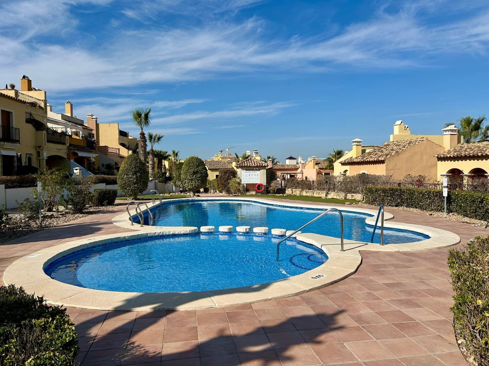 Impresionante apartamento en venta en Algorfa – A solo minutos del golf La FincaEste encantador apartamento se encuentra en una exclusiva urbanización cerrada, en un entorno tranquilo y rodeado de naturaleza, lo que lo convierte en el lugar perfecto para los amantes del golf o cualquier persona que busque un espacio de paz y confort. Situado a solo unos minutos del reconocido campo de golf La Finca y de un centro comercial con tiendas, bares y restaurantes, disfrutarás de una ubicación excepcional.La propiedad dispone de 2 dormitorios y 2 baños, uno de ellos en suite. El amplio y luminoso salón tiene acceso a una terraza que ofrece vistas a los bien cuidados jardines de la urbanización. Desde la terraza, una escalera te llevará a tu solárium privado, ideal para disfrutar del sol durante todo el año.La cocina está completamente equipada con electrodomésticos modernos de alta gama, brindando tanto funcionalidad como un diseño elegante.El apartamento se ofrece completamente amueblado, con acabados de primera calidad como suelos de mármol, aire acondicionado, calefacción central y chimenea, asegurando una experiencia de confort inigualable en cualquier estación.La urbanización también dispone de extensas zonas verdes, una piscina comunitaria y aparcamiento privado. Esta propiedad es una oportunidad perfecta para quienes buscan una inversión en una zona de alta demanda, tanto para vivir como para alquilar.¡No dejes escapar esta oportunidad única! Contáctanos para programar una visita.