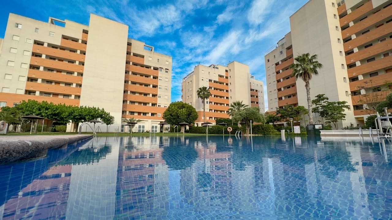 Apartamento en Guardamar del SeguraEste hermoso apartamento de 97 m² se encuentra ubicado en el tercer piso de un moderno edificio, construido en 2006. Cuenta con 2 amplias habitaciones que ofrecen una comodidad inigualable para ti y tu familia. La cocina independiente es perfecta para preparar deliciosas comidas con total privacidad.El apartamento dispone de 2 baños de excelente calidad y diseño, además de 2 balcones amplios y acristalados donde podrás disfrutar de vistas al entorno y momentos de relajación. Para mayor comodidad, también cuenta con un lavadero, ideal para tareas domésticas.En excelente estado, esta propiedad también ofrece una plaza de aparcamiento, asegurando un espacio seguro para tu vehículo. El complejo donde se ubica tiene una urbanización cerrada que te brindará tranquilidad y seguridad, además de una impresionante área verde y una piscina para disfrutar en los días soleados. También dispone de áreas deportivas, un gimnasio y una zona de recreación, lo que convierte este lugar en un paraíso de comodidad y bienestar.La ubicación es inmejorable, con un colegio y un supermercado a poca distancia, lo que te permitirá tener todo lo que necesitas cerca de casa. A tan solo 400 metros encontrarás el Parque de Eucaliptos y el río Segura, perfectos para disfrutar de actividades al aire libre. Además, la playa está a solo 8 minutos en coche, lo que te permitirá disfrutar del mar en cualquier momento.Sin duda, este apartamento es la opción ideal para quienes buscan comodidad, tranquilidad y una excelente ubicación.