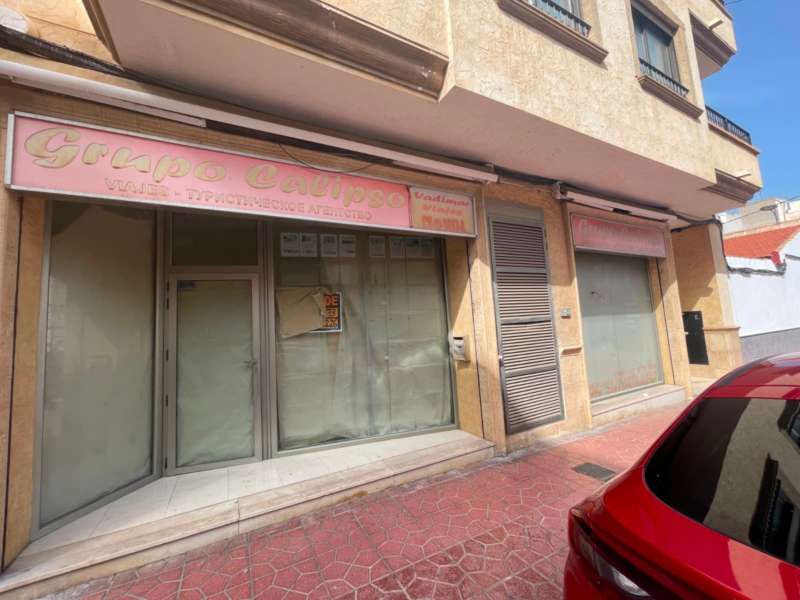 Local Comercial en Venta, 90 m² en Guardamar del SeguraEste local comercial ha sido utilizado durante 10 años como agencia inmobiliaria, lo que le otorga una excelente adaptabilidad para negocios relacionados o para cualquier otra actividad que requiera un espacio bien ubicado y funcional. Con un total de 90 m² distribuidos en 3 salas amplias, el local está diseñado para ofrecer comodidad y versatilidad.El inmueble dispone de baños diferenciados para hombres y mujeres, lo que garantiza un servicio adecuado para los usuarios y empleados. Además, cuenta con 3 unidades de aire acondicionado, asegurando un ambiente agradable durante todo el año, independientemente de las condiciones climáticas.Su ubicación es inmejorable, cerca del centro de Guardamar del Segura, en una zona de fácil acceso y con gran afluencia de personas, lo que lo convierte en un lugar ideal para cualquier tipo de negocio. Las dos rejas con cierre eléctrico proporcionan seguridad adicional, protegiendo el local durante las horas no laborables.Este local es una oportunidad perfecta para establecer o expandir tu negocio en una de las zonas más demandadas de Guardamar del Segura.