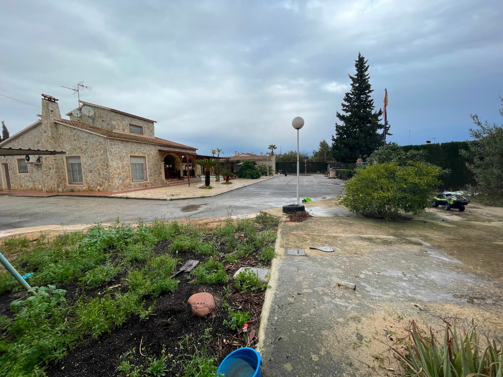 Presentamos una única oportunidad para familias:Este exclusivo chalet, ubicado en una urbanización cerrada, es el lugar perfecto para quienes buscan un entorno tranquilo y seguro. Con un total de 600 m² construidos, todo debidamente legalizado y registrado en escritura, esta propiedad destaca por su amplitud y versatilidad.La casa principal, de más de 400 m², cuenta con 4 habitaciones, con posibilidad de añadir más, 2 baños, 2 cocinas y 2 salones, uno de los cuales tiene más de 70 m², ideal para reuniones familiares o eventos. Además, la propiedad dispone de una sauna, perfecta para el disfrute y bienestar.Como anexo, se incluye un almacén de 90 m², que ofrece múltiples posibilidades, como la creación de un negocio o despacho. En el exterior, se encuentra una amplia piscina de 50 m², acompañada de una fuente, lo que la convierte en el escenario ideal para tus eventos privados. También dispone de un espacio de aparcamiento con capacidad para 4 vehículos, una zona de barbacoa y otro almacén adicional.La urbanización ofrece acceso directo a instalaciones deportivas, como una pista de tenis y un campo de fútbol, lo que añade valor a la propiedad para aquellos que disfrutan de la actividad física.Con una parcela de 2,500 m², esta propiedad se encuentra en muy buen estado general. Su ubicación permite un rápido acceso a la autopista, y está a tan solo 5 minutos en coche de todos los servicios y del centro de Crevillente. Además, está situada a solo 25 minutos de Murcia, Alicante, del aeropuerto y de las playas de la Costa Blanca, lo que la convierte en un lugar ideal tanto para vivir como para disfrutar del entorno.Si buscas una oportunidad única, esta es tu casa. ¡No dudes en contactarnos para más información o para agendar una visita!