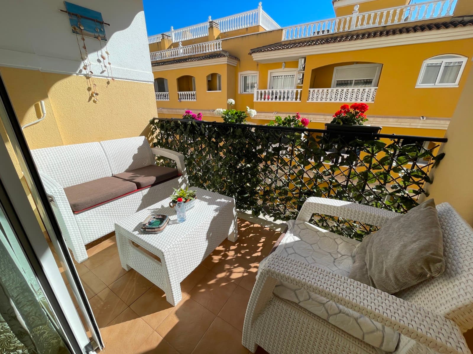 Oportunidad única: Apartamento de 3 habitaciones y 2 baños en FormenteraPresentamos este encantador apartamento en excelente estado, ideal para aquellos que buscan comodidad y estilo de vida en la maravillosa isla de Formentera.El apartamento cuenta con un espacioso salón que se conecta a una acogedora terraza, perfecta para disfrutar del clima mediterráneo. Además, dispone de 3 amplias habitaciones y 2 modernos baños, uno de ellos en la habitación principal, que también tiene su propia terraza privada.Ubicado en un complejo residencial con 2 grandes piscinas, es el lugar perfecto para disfrutar del verano con familiares y amigos en un ambiente relajado y exclusivo.Este inmueble incluye una plaza de garaje para mayor comodidad y seguridad. A tan solo 300 metros de la propiedad, encontrarás un supermercado, bares y un centro de belleza, brindando todo lo necesario a pocos pasos.Es la opción ideal para familias, parejas o personas con movilidad reducida, ya que el acceso es fácil y sin barreras arquitectónicas.No dejes pasar esta oportunidad de adquirir una vivienda lista para entrar a vivir. ¡Contáctanos para más información y no pierdas la ocasión de hacer de este apartamento tu hogar!