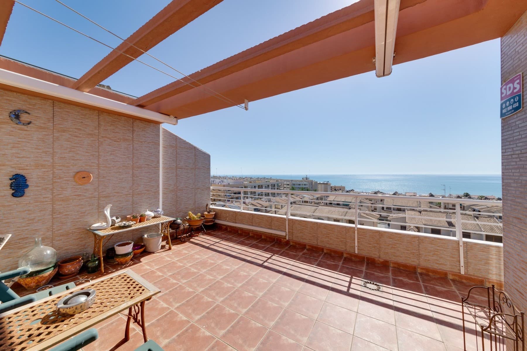 Espectacular Ático Dúplex con Vistas al Mar en Guardamar del Segura (Alicante)Este impresionante ático dúplex de 3 dormitorios, ubicado en la codiciada localidad de Guardamar del Segura, es el hogar perfecto tanto para disfrutar de la vida mediterránea todo el año como para una inversión inmobiliaria segura. Situado a solo unos pasos de la fantástica playa de arena dorada y rodeado de todos los servicios, este apartamento ofrece una combinación perfecta de confort, estilo y ubicación.Lo que hace único a este ático: Vistas panorámicas al mar: Disfruta de impresionantes vistas al mar desde cada ventana, ya que el apartamento está completamente orientado al sureste, lo que garantiza luz natural durante todo el día. Amplia terraza de 51 m²: Una de las joyas de esta propiedad es su espaciosa terraza, amueblada con tumbonas para relajarse al sol y crear momentos inolvidables al aire libre. Diseño moderno y luminoso: Con ventanales de gran tamaño que aportan luminosidad y amplitud, este hogar se caracteriza por su elegante diseño contemporáneo. Comodidades y características destacadas: 3 Dormitorios y 2 Baños: Espaciosos y bien distribuidos para ofrecer comodidad y privacidad. Cocina totalmente equipada: Con electrodomésticos de alta gama, lavadero y un elevador de alimentos que conecta directamente con la terraza. Climatización de calidad: Aire acondicionado en cada dormitorio y calefacción por radiadores para adaptarse a todas las estaciones del año. Acceso a todos los servicios: A solo 200 metros de la playa y 100 metros de un Mercadona, tendrás todo lo que necesitas al alcance de tu mano. Plaza de aparcamiento privada: Incluye una amplia plaza de aparcamiento cerrada, que también puede utilizarse como trastero. (Se vende por separado). Precio: 390.000 €Características adicionales: 142 m² construidos (4ª y 5ª planta) Ascensor y galería/despensa Chimenea de leña Gas natural Armarios empotrados Terraza privada de 51 m² ¡No pierdas la oportunidad de vivir cerca del mar en uno de los destinos más demandados de la Costa Blanca! Este ático dúplex es el lugar ideal para disfrutar del sol, el mar y una vida de lujo en un entorno inigualable.