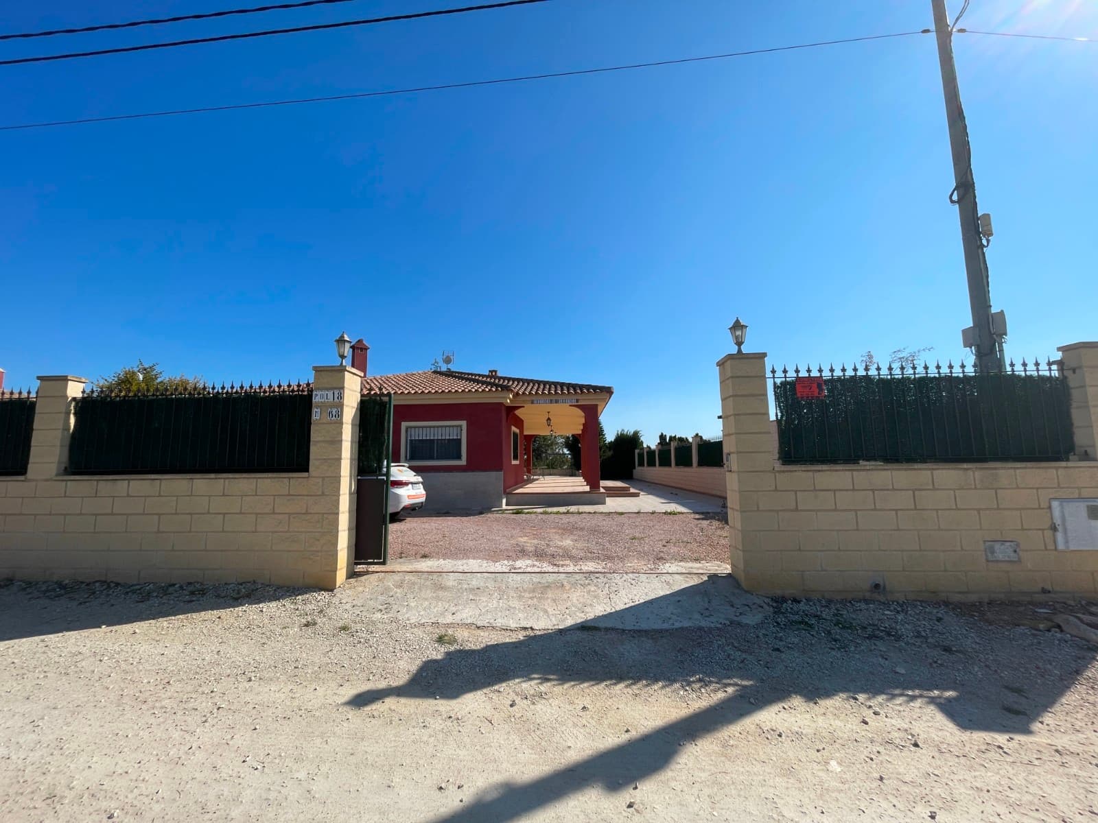 Villa ubicada entre Albatera y Crevillente, con excelentes conexiones a ambas ciudades. Se encuentra a menos de 5 minutos de acceso a la autopista, lo que permite una rápida conexión hacia Murcia, Alicante, el aeropuerto y la Costa Blanca, a tan solo 30 minutos aproximadamente.La propiedad cuenta con una casa de 132 m² útiles, cuyo interior está en impecable estado. Todas las estancias son espaciosas, destacando sus 3 habitaciones, una de ellas en suite, y un total de 2 baños completos. La cocina está en perfectas condiciones y el amplio salón ofrece un ambiente muy cómodo y luminoso. Además, dispone de aire acondicionado por conductos con bomba de frío y calor para todo el hogar.En el exterior, disfrutarás de un porche de más de 49 m², ideal para relajarte en la sombra durante los cálidos meses de verano. El jardín principal de 2.000 m² alberga una piscina de aproximadamente 35 m², una zona de barbacoa, diversos árboles y una parcela totalmente vallada con acceso a través de una puerta eléctrica para facilitar la entrada de vehículos. Al final del jardín, encontrarás un almacén de 12 m².La propiedad incluye también una parcela adicional de unos 11.000 m², destinada a uso agrícola.La vivienda está en perfecto estado, aunque la piscina requiere algunos retoques en los azulejos. Aparte de esto, la casa está lista para ser habitada de inmediato.No dudes en contactarnos para agendar tu cita y descubrir todo lo que esta propiedad tiene para ofrecer.