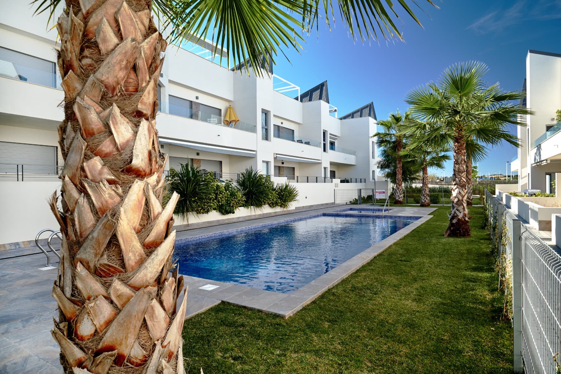 Este moderno apartamento en planta baja, construido en 2019, cuenta con dos amplios dormitorios y dos baños. Se vende completamente amueblado, con electrodomésticos, una plaza de aparcamiento subterránea y un trastero. La propiedad está equipada con aire acondicionado por conductos (frío/calor) y calefacción por suelo radiante en los baños para mayor comodidad.Los residentes pueden disfrutar de excelentes instalaciones comunes, que incluyen dos piscinas exteriores, una piscina interior climatizada, una sauna y un jacuzzi. El apartamento se encuentra en perfecto estado y listo para entrar a vivir.Ubicado a solo 5 minutos a pie de la playa, con tiendas y restaurantes cercanos, esta propiedad ofrece el equilibrio perfecto entre comodidad y conveniencia.Precio: 252.000 € Listo para entrar a vivir Gastos de comunidad: aprox. 85 €/mes Impuesto anual de propiedad: aprox. 280 €