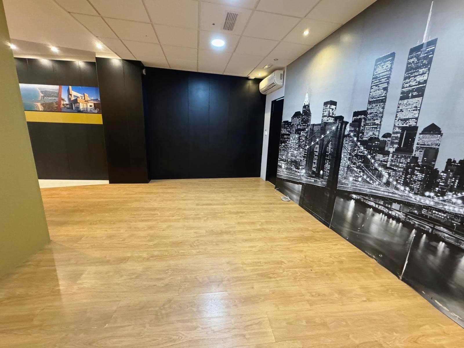 ¡Oportunidad única para emprendedores!Empieza tu negocio en este local comercial de 117 m², ¡listo para entrar a trabajar ya! Situado en la mejor calle de Guardamar, esta propiedad ofrece una ubicación inmejorable, con un flujo constante de personas que garantizan visibilidad y tráfico para cualquier tipo de comercio.Durante los últimos 15 años, este local fue ocupado por una exitosa agencia inmobiliaria, lo que demuestra su potencial y excelente ubicación. El espacio cuenta con aire acondicionado por conducto, ideal para cualquier temporada del año, y un elegante suelo de parquet que aporta un toque de distinción y comodidad.No pierdas la oportunidad de abrir tu negocio en una zona con gran demanda y visibilidad. ¡Haz crecer tu proyecto hoy mismo en la mejor ubicación de Guardamar!¡Contacta con nosotros para más información y visita sin compromiso!