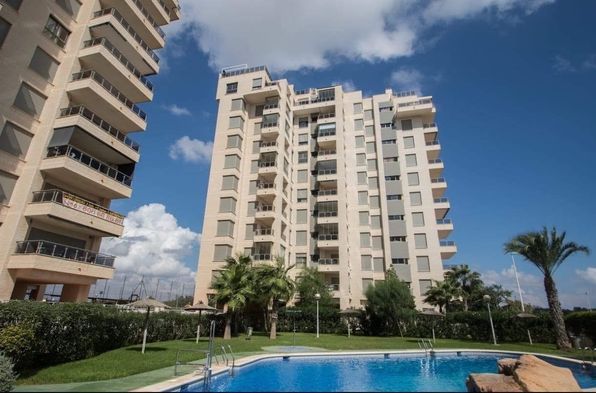 ¡Oportunidad única en Guardamar! Apartamento ideal para vivir o invertir¿Buscas tu nuevo hogar o una inversión segura en la costa? Este acogedor apartamento en planta baja, ubicado en una de las zonas más cotizadas de Guardamar del Segura, ¡es perfecto para ti!✨ Características principales: 1 habitaciones amplias 1 baño completo Edificio moderno construido en 2008, en excelente estado ♂️ Ideal para parejas o personas solteras que buscan comodidad y calidad de vida  Ubicación privilegiada: Situado en la zona deportiva de Guardamar, a un paso del puerto deportivo, las maravillosas playas y rodeado de naturaleza y tranquilidad. A menos de 500 metros encontrarás un supermercado, y todo lo necesario para tu día a día.♀️ Urbanización privada con excelentes servicios:  Piscina comunitaria Campo de baloncesto Mini golf Zona para aparcar bicicletas Una inversión con futuro: Este apartamento es ideal tanto para vivir todo el año, como para alquilar anualmente o por temporadas. Su ubicación lo convierte en una opción muy atractiva para el alquiler turístico.Disfruta del estilo de vida mediterráneo al mejor precio. ¡No dejes pasar esta oportunidad!Contacta ahora para más información o concertar una visita.