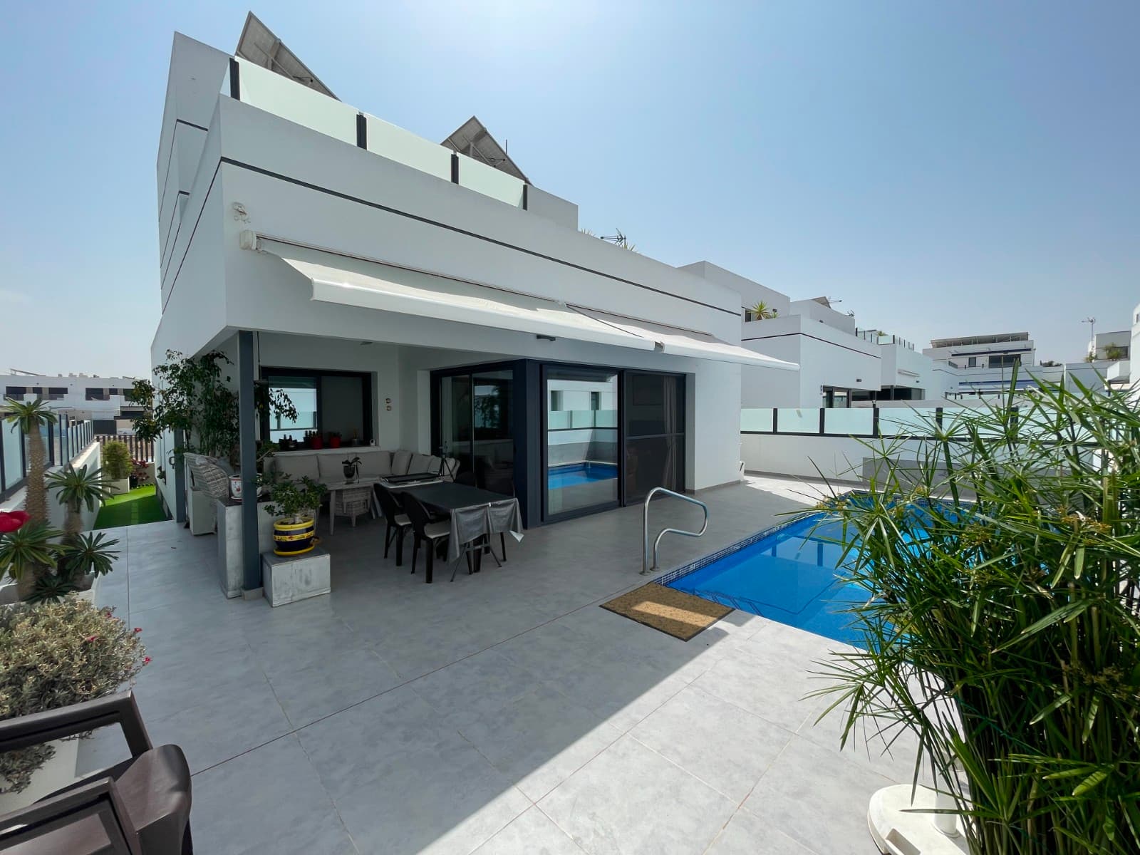 ¡Vivienda en excelente estado con piscina propia y lista para entrar a vivir!Te presentamos esta magnífica vivienda de más de 280 m², ideal para quienes buscan espacio, comodidad y calidad de vida. Situada en una zona tranquila, esta casa ofrece 4 amplias habitaciones y 3 baños completos, perfectos para familias, parejas o incluso para quienes necesitan espacio adicional para trabajar desde casa.La propiedad se encuentra en un estado impecable, lista para entrar a vivir sin necesidad de reformas. Además, cuenta con una piscina privada que convierte el jardín en un oasis personal donde relajarte o disfrutar con amigos y seres queridos.Aunque ya es una vivienda fantástica, ofrece muchas posibilidades de mejora y personalización, lo que la convierte en una oportunidad ideal tanto como hogar definitivo como inversión de futuro.Una casa funcional, luminosa y con todo lo necesario para disfrutar al máximo del día a día. ¡Ven a verla y descubre tu próximo hogar!