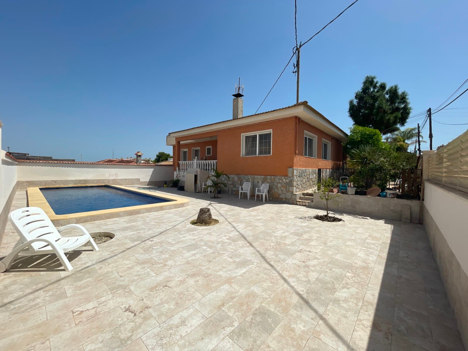 Detached villa in the heart of BenijófarWant to live in the centre but feel like you're in your own private paradise? This detached villa has it all.On the ground floor, you'll find 4 bedrooms, a kitchen, a large living-dining room where even your mother-in-law will feel at home, and 2 bathrooms so that morning queues become a thing of the past. The terrace by the pool is perfect for endless breakfasts, spontaneous barbecues, or family meals that stretch until dinner time.In the basement, the story continues: garage, another kitchen (for the hidden chef in the family), bathroom, and space to create 2 extra bedrooms if needed. Plus, direct access to the pool – which, by the way, is less than 3 years old.Corner property. Fully legal. Climalit double-glazed windows with mosquito screens throughout, so the bugs will have to admire from outside.Don't think too long – homes like this in the centre of Benijófar don't last. Come and see it before someone else takes the first dip in your future pool.