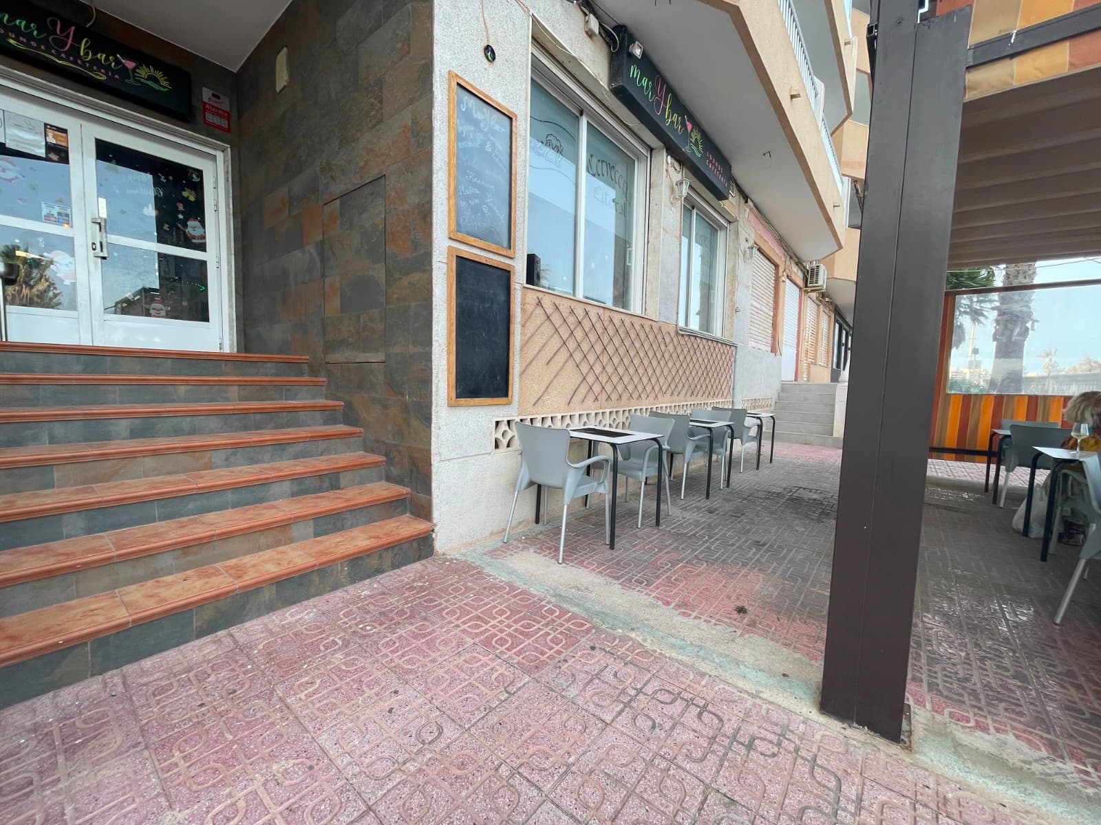 RESTAURANT/BAR FOR SALE BY THE SEA IN TORREVIEJA Prime location: Cala del PalangreHave you ever dreamed of owning a restaurant or bar right by the Mediterranean Sea? Now is your chance.100 m² fully equipped commercial premises for sale, currently operating, located in one of the most sought-after areas of Torrevieja – right on the seafront in stunning Cala del Palangre.Key features:  Spacious terrace with direct sea views Fully equipped professional kitchen All licenses up to date Loyal local clientele and tourists all year round High foot traffic and excellent visibility Ideal for continuing operations immediately or launching your own gastronomic concept in a prime coastal setting.A true gem on the Costa Blanca.Contact us today for more information or to schedule a visit. Don't miss this unique seaside investment opportunity.
