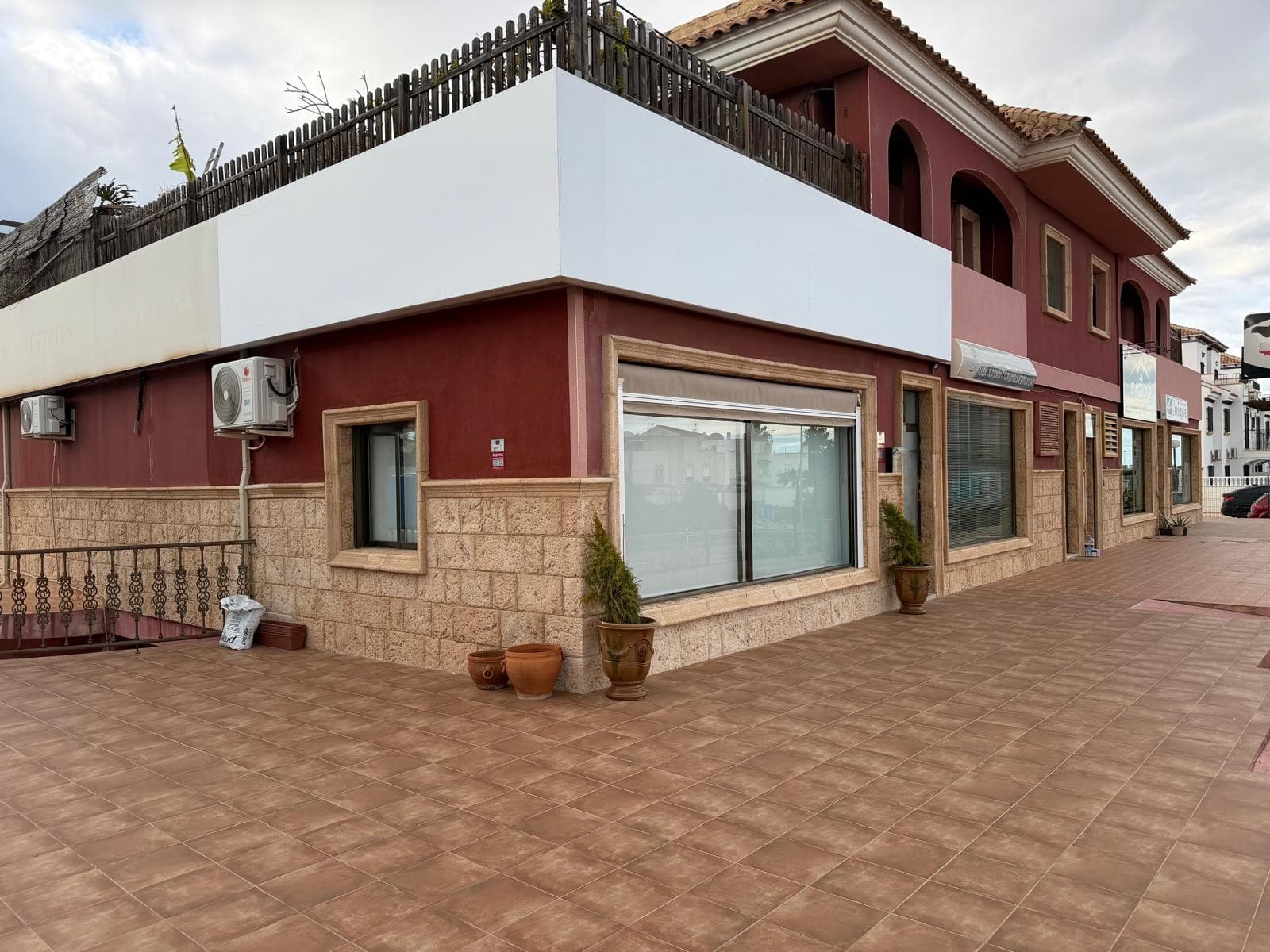 63 m² Office or Commercial Space + 83 m² TerraceAre you looking for the perfect location to boost your business? Discover this versatile space located in an area with high visibility and benefiting from constant foot traffic in Orihuela Costa.Highlights of the property: Unlimited potential:Optimized interior space: 63 m² of finished space, currently configured as modern and functional offices.Unique outdoor area: A huge 83 m² terrace, ideal for an outdoor reception area, product display, or relaxation space.Absolute comfort: Equipped with reversible air conditioning (heating/cooling) for a comfortable work environment year-round.Ready to use: Includes a small kitchen (coffee/dining area) and a private restroom.Although currently used as an office, this space offers total flexibility. It is perfect for:Impeccable condition – Available immediately.A medical or paramedical practiceA service agency (real estate, insurance, consulting)A showroom or specialty storeA beauty or wellness salon