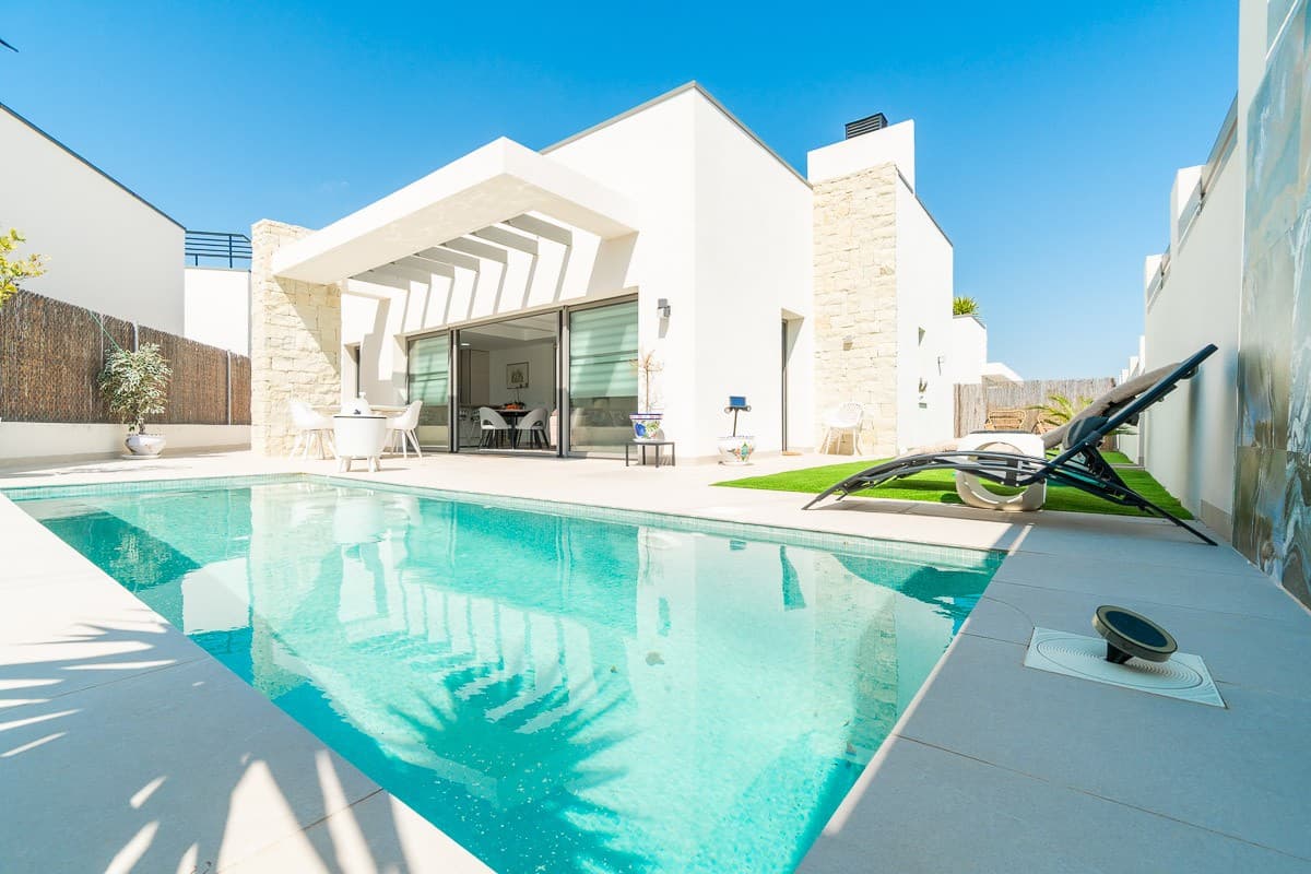 ✨ Modern Single-Storey Villa: Swimming Pool, Sea Views and Close to Zenia BoulevardDiscover this delightful contemporary villa, ideally situated in Orihuela Costa, between the famous Villamartin golf courses and the bustling Zenia Boulevard shopping centre. A prime location for making the most of local life. Highlights of this property: An ideal opportunity for those looking for a ready-to-move-in home, close to everything and easy to maintainSingle-storey convenience: A functional and bright home featuring 3 bedrooms and 2 modern bathrooms.Private relaxation area: Enjoy a low-maintenance garden with its own swimming pool, perfect for cooling off and relaxing under the Costa Blanca sun.Large sun terrace with sea views: A spacious private roof terrace offering unobstructed views of the Mediterranean, the ideal spot for al fresco dining or moments of relaxation.Strategic location: Just a few minutes’ walk from the shops, restaurants and amenities of Zenia Boulevard, as well as the sandy beaches of Orihuela.Modern Features: Fitted kitchen, contemporary finishes and large windows providing plenty of natural light throughout the day.A rare opportunity to live in a home ready to move into, combining modern comfort with immediate proximity to all amenities.