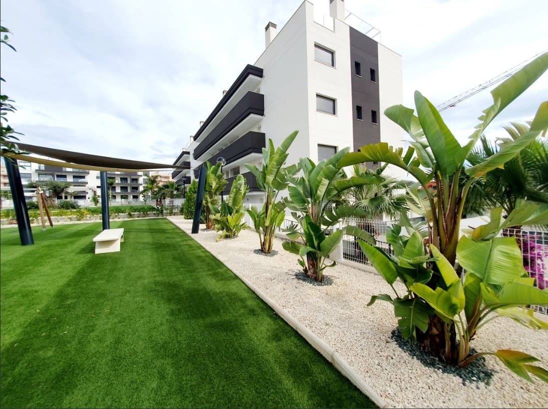 Discover this superb modern flat situated on the 2nd floor (with lift access) within the prestigious, secure Valentino Golf residence. Ideally facing SOUTH, this property enjoys exceptional natural light throughout the day and offers stunning views of the swimming pool and beautifully landscaped gardens.Key features: The extras that make all the difference:Whether as a second home, a high-potential rental investment or for year-round living in the sun, this property is a rare opportunity in the area.Living area: A spacious, minimalist living-dining room opening onto a lovely sunny terrace facing the swimming pool.Bedrooms: 2 elegant bedrooms with fitted wardrobes, including a master bedroom.B Bathrooms: 2 modern and functional bathrooms.B Kitchen: Fully fitted and equipped with high-quality appliances.B Ready to move in: The property is sold fully furnished and equipped (including tasteful décor).B Parking: One private underground parking space included.Comfort: Reversible air conditioning, high-quality finishes, residential complex with swimming pools, play areas and sports facilities.Prime Location: Just a short walk from the renowned Villamartín golf course and the famous ‘Plaza’ (restaurants, bars, shops). The fine sandy beaches of Orihuela Costa are less than a 10-minute drive away.