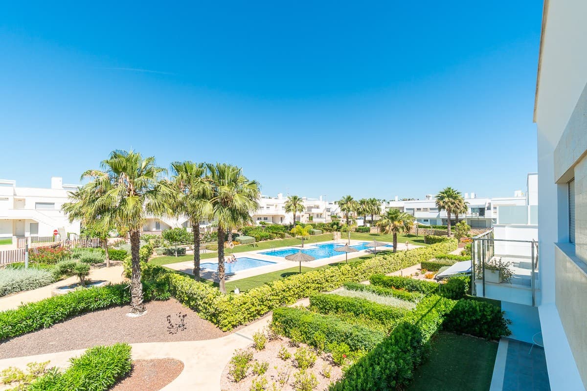 Se encuentra en el agradable barrio residencial de Vistabella que, además de su campo de golf de 18 hoyos, ofrece una completa gama de servicios a los que se puede acceder a pie: supermercado, restaurantes, farmacia, peluquería, pistas de pádel…Este piso, situado en la 1.ª y última planta de una bonita residencia de reciente construcción (2017), forma parte de la promoción Capri. Los edificios de Capri III presentan un diseño moderno que combina funcionalidad y estilo. Las zonas comunes son verdes, están bien acondicionadas y cuentan con diferentes espacios: petanca, descanso, piscina. Los espacios interiores de las viviendas se han distribuido estratégicamente para maximizar la luz natural y amplificar la sensación de amplitud. Descripción - Cocina totalmente equipada - Salón con acceso a una primera terraza - 2 dormitorios - 2 baños - Amplia azotea con impresionantes vistas - Plaza de aparcamiento privada Equipamiento específico de este apartamento - Armarios adicionales en la cocina - Mosquiteras - Toldo en la terraza y pérgola en el solárium - Aire acondicionado frío/calor centralizado  - Armarios de almacenamiento en la terraza principal Se vende amueblado y equipado: electrodomésticos, luminarias, mobiliario de interior/exterior… Su gran solárium permite disfrutar del sol durante todo el día y ofrece unas bonitas vistas al campo circundante. Vistabella, también conocida como Entre Naranjos, se encuentra junto a la autopista AP-7 y ofrece conexiones con los pueblos de los alrededores y con las playas de Torrevieja y Orihuela Costa a través de la línea de autobús Costa Azul que va de Orihuela a Mil Palmeras. Las playas de Orihuela Costa están a solo 15 km, una distancia ideal para vivir en un entorno verde, tranquilo y sereno, sin estar lejos del mar.