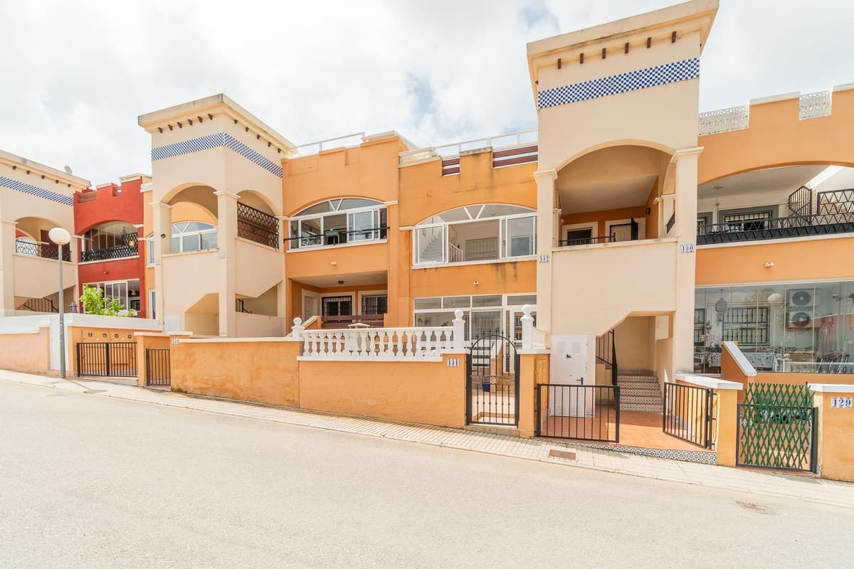 Exceptional Opportunity: Superb South-Facing Penthouse in Orihuela Costa – Close to La Zenia Boulevard and BeachesDiscover this magnificent penthouse ideally located in Orihuela Costa, offering a dream Mediterranean lifestyle. Perfectly south-facing, this property ensures optimal light throughout the day.Main Features:2 spacious bedrooms.2 bathrooms.Fully equipped, convivial and functional open-plan kitchen.Air conditioning for perfect comfort in all seasons.Access to 2 communal swimming pools surrounded by green spaces.Large roof terrace (solarium) ideal for relaxing or entertaining.Privileged location:Located in a secure residence, you benefit from immediate proximity to all amenities (Aldi, bars, JYSK, pharmacy).Just a few minutes' drive from the beautiful beach of La Zenia.The famous La Zenia Boulevard shopping centre is easily accessible, offering a wide choice of shops and restaurants.This penthouse is a rare opportunity, whether for a primary residence, secondary residence or rental investment.For more information or to arrange a viewing, contact us today.