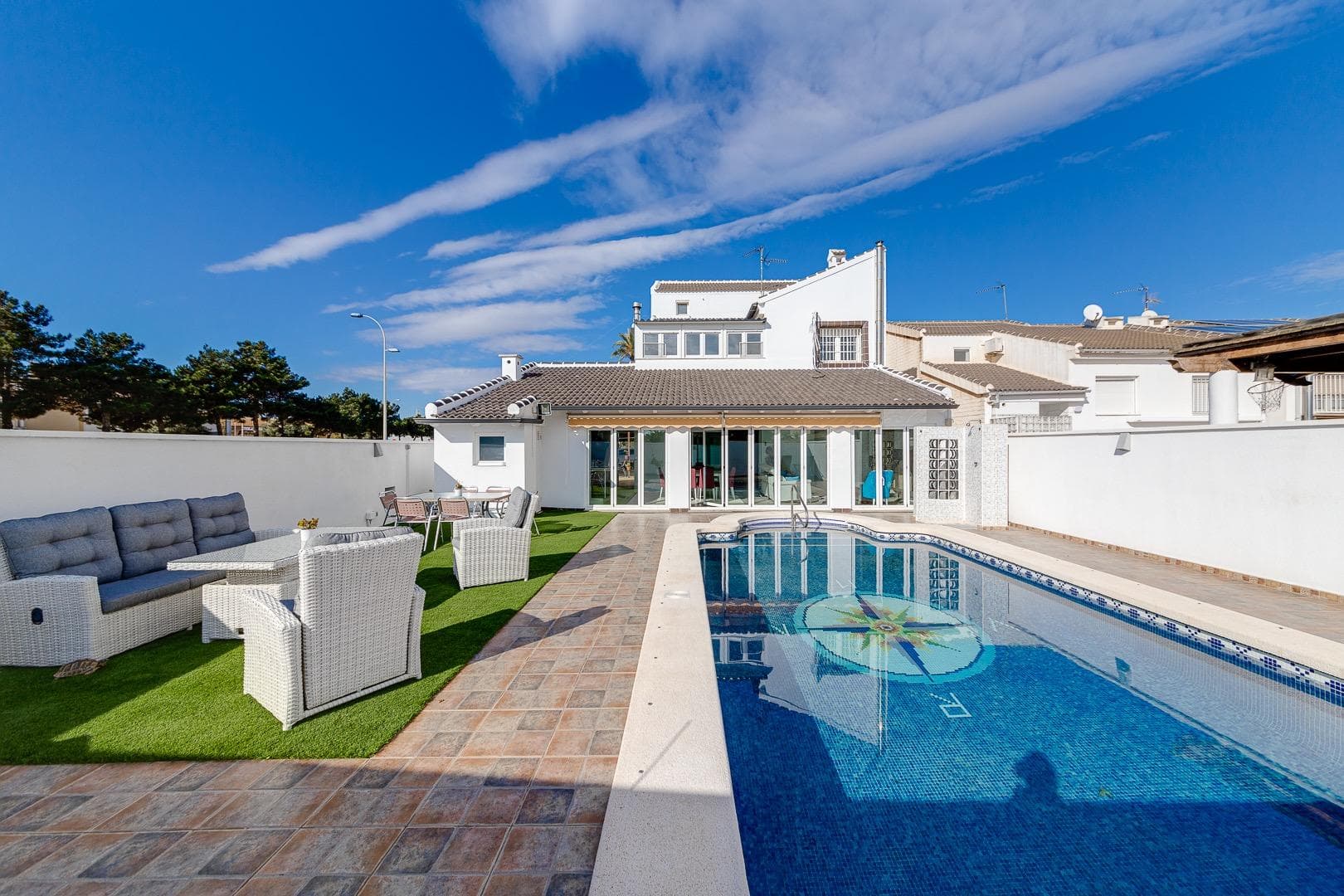 We present this spacious and bright corner villa, located in a quiet residential area of San Javier, in the heart of the Costa Cálida. Built on a 600 m² plot, the property stands out for its versatility, generous layout, and strategic location.

Smart distribution with two fully independent living spaces:Ground floor: Independent unit with 2 bedrooms (option for a 3rd), living room, kitchen, and bathroom. Perfect for guest accommodation, elderly family members, short-term rentals, or to set up a professional office or business with its own entrance.First floor + attic: Second independent unit with 4 bedrooms, living room, kitchen, bathroom, and a terrace. Ideal for large families, grown children living independently, or those looking to combine home and work.



Key features:

600 m² plot with potential for garden, pool, or relaxation area

3 full bathrooms

Two separate entrances

Bright, spacious, and functional interior

Perfect for residential, rental, or professional use



Prime location:

Only 5 minutes from Dos Mares Shopping Centre

7-minute walk to San Javier town centre

17 min from La Zenia Boulevard

20 min from Cartagena

35 min from Murcia city

15 min from Murcia International Airport

45 min from Alicante Airport



An ideal option for self-employed professionals who wish to work from home without sacrificing independence. The layout with two separate units and the excellent location near all services and transport links makes this the perfect place to run a business from home with a private entrance.

Also perfect for multigenerational families, providing a spacious and comfortable solution for families where children wish to live independently or care for elderly parents.

A rare and flexible opportunity — whether as a primary residence, second home, or holiday rental investment, this villa adapts to all stages of life and needs