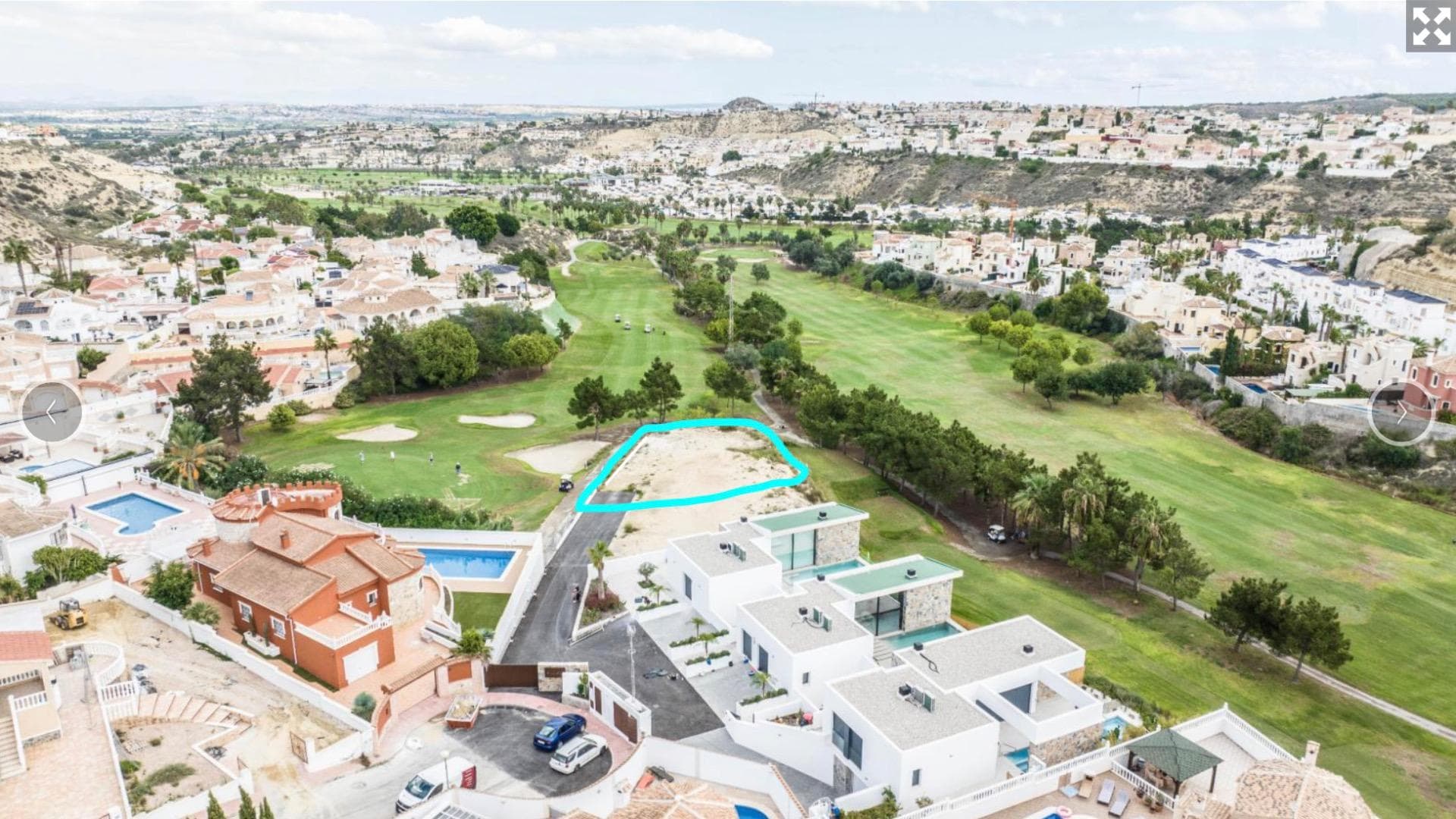 Es un privilegio presentarte este exclusivo terreno de 530 m², situado en primera línea del prestigioso campo de golf de La Marquesa, en Ciudad Quesada. Esta propiedad no solo cuenta con una licencia de construcción aprobada, sino que también incluye un diseño arquitectónico completo y un proyecto detallado, listos para ser ejecutados. Todo esto, sumado al precio, representa una oferta inigualable .Ideal para el comprador exigente que desea un inicio inmediato de obra, este terreno ofrece la posibilidad de edificar una residencia de ensueño, combinando la tranquilidad del golf con la conveniencia de su estratégica ubicación . La compra de este terreno viene acompañada de todos los proyectos y diseños necesarios, incluidos como un regalo en esta oferta especial.~~Quedo a tu disposición para proporcionarte más detalles y coordinar una visita al lugar, facilitando así tu camino hacia la construcción del hogar que siempre has imaginado .