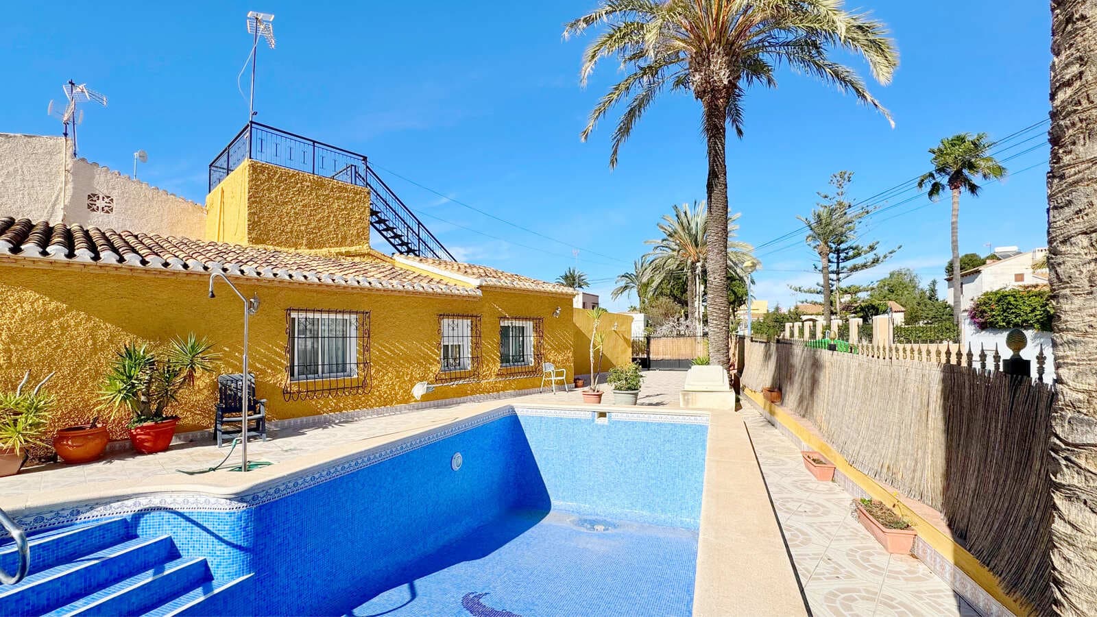 Esta encantadora villa de estilo mediterráneo se encuentra en Punta Prima, una de las zonas más cotizadas de Orihuela Costa, a tan solo 500 metros del mar. La propiedad ofrece una superficie construida de 104 m² sobre una parcela de 353 m², distribuidos en tres dormitorios y dos baños, proporcionando espacios amplios y luminosos para una vida confortable.La vivienda se entrega totalmente amueblada, lista para entrar a vivir. Dispone de una piscina privada, ideal para disfrutar del clima mediterráneo en total privacidad. Además, cuenta con un garaje, ofreciendo comodidad y seguridad para el estacionamiento del vehículo.La orientación noreste de la propiedad garantiza una excelente iluminación natural durante gran parte del día. La zona de Punta Prima destaca por su amplia oferta de servicios y comodidades, incluyendo supermercados, restaurantes y el centro comercial La Zenia Boulevard, además de estar bien conectada con el transporte público.Su excelente ubicación y accesos permiten disfrutar de las hermosas playas de Punta Prima en pocos minutos, convirtiendo esta villa en una opción ideal tanto para residencia permanente como para inversión vacacional en la Costa Blanca.