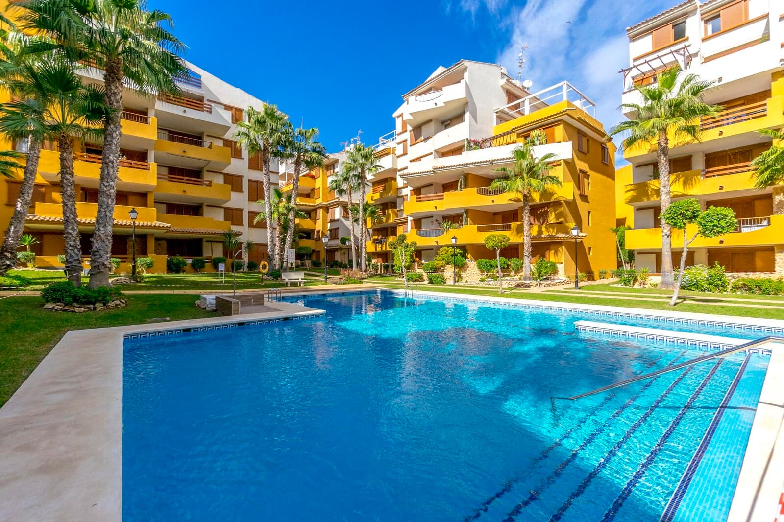 Переведено на русский: La vivienda cuenta con una superficie construida de 80 m², distribuidos en:2 dormitorios dobles con armarios empotrados2 baños completos, uno de ellos en suiteSalón-comedor amplio y luminosoCocina independiente completamente equipadaTerraza privada de 15 m², con orientación ideal para disfrutar de luz naturalUbicada en un entorno residencial cerrado, la urbanización ofrece:2 piscinas comunitariasZonas ajardinadas de uso comúnAccesos peatonales y vigilanciaLa propiedad se encuentra en perfecto estado de conservación y es apta tanto para uso residencial como inversión turística, gracias a su cercanía al mar y a todos los servicios (restaurantes, comercios, transporte público).