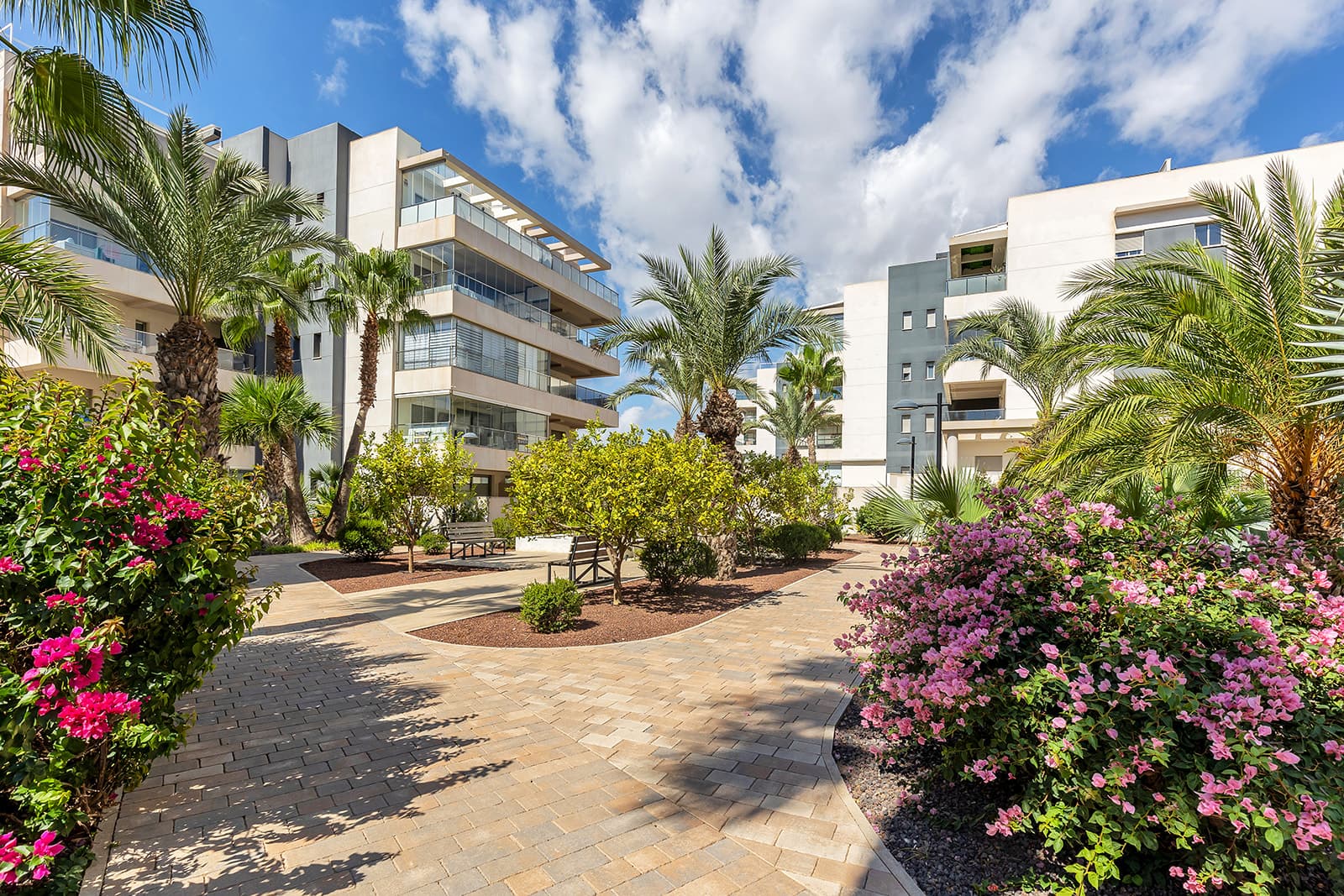This exclusive apartment is located in Green Hills, one of the most modern and well-equipped residential complexes in Villamartín, Orihuela Costa. With a built area of 93 m², the property features two bedrooms and two bathrooms, offering spacious and bright interiors with a contemporary design. It also boasts a large terrace, perfect for enjoying the Mediterranean climate.The apartment is sold unfurnished, allowing the new owner to customize it to their own taste.Green Hills offers excellent communal facilities, including an outdoor pool, heated indoor pool, sauna, and a fully equipped gym, making it an ideal setting for year-round comfort and relaxation.Located just 3 km from the sea, the penthouse provides quick access to the beautiful beaches of Orihuela Costa. The Villamartín area is renowned for its prestigious golf courses and a wide range of services, such as supermarkets, restaurants, and shopping centers. Thanks to its excellent infrastructure and transport connections, this property is ideal as a permanent residence or a holiday investment.