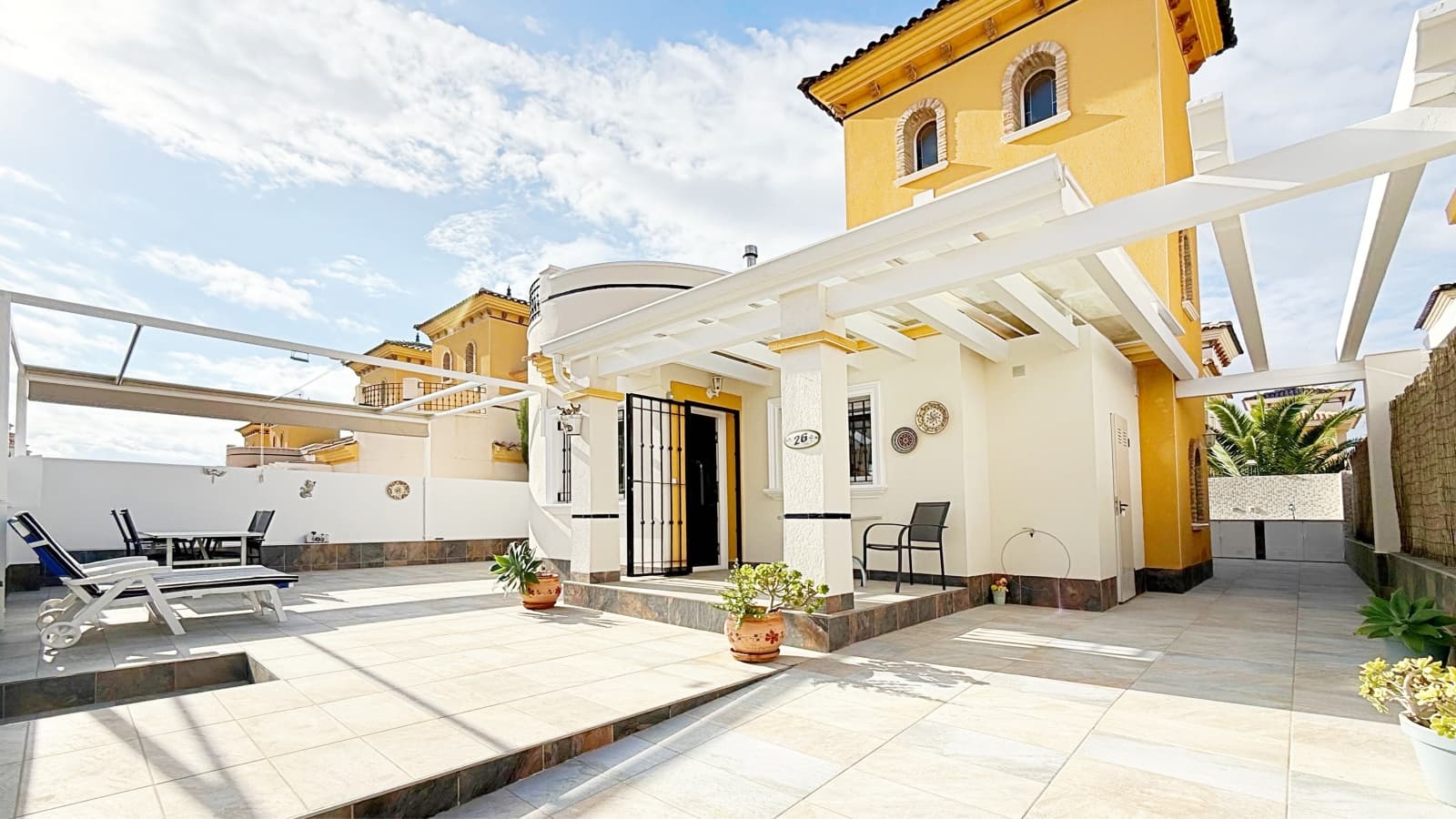 This magnificent detached villa of 105 m², fully renovated and distributed over two floors, is located in a private residential complex with a communal swimming pool, just a short distance from the beach.The ground floor offers a spacious and bright living-dining room with an open-plan kitchen, creating a modern and functional space, ideal for enjoying with family or friends. On this same level there are also two well-sized bedrooms and a fully renovated bathroom, making this floor practical and comfortable for everyday living.The upper floor is dedicated to the master bedroom, a large and bright space with an en-suite bathroom, providing privacy, independence and comfort.The interior has been renovated with high-quality materials: wooden flooring, Climalit double-glazed tilt-and-turn windows, ensuring excellent thermal and acoustic insulation while adding a modern and welcoming style throughout.Outside, the villa offers a private plot with parking area and storage room, providing extra convenience and space. The gated community features landscaped common areas and a communal pool, perfect for enjoying the Mediterranean climate.Its privileged location, very close to the beach and surrounded by all essential services, combines a quiet residential atmosphere with the comfort of having everything at hand.A villa ready to move into, ideal both as a permanent residence and as a holiday home.