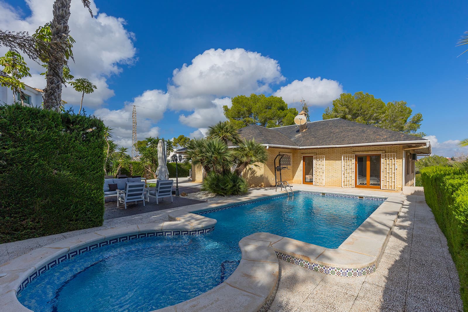 This magnificent house is located in the Las Filipinas area (Villamartín urbanization) on a large plot of 1,510 m², offering privacy and an exceptional outdoor environment. The property has 366 m² of built space, with five bedrooms, three bathrooms, a living room, and a dining room, providing comfort and functionality for the whole family. It also includes a garage and a storage room, offering additional space for storage and vehicles.Among its features are individual heating and a private south-facing pool that enjoys sunlight all day, perfect for relaxation and enjoyment during the warmer months. The garden surrounding the house completes a peaceful and green environment, ideal for rest or outdoor living.The property is approximately 4–5 km from the beaches of Costa Blanca South, which is about an 8–10 minute drive. The popular La Zenia Boulevard shopping center is just 5–8 minutes away by car, offering a wide range of shops, restaurants, and entertainment. Regarding transport and access, the urbanization is well connected to the AP‑7 motorway and the N‑332 road. Additionally, supermarkets, restaurants, bars, and essential services are within walking distance or just a few minutes away, and several golf courses are nearby, making the area particularly attractive for both permanent residents and vacationers.