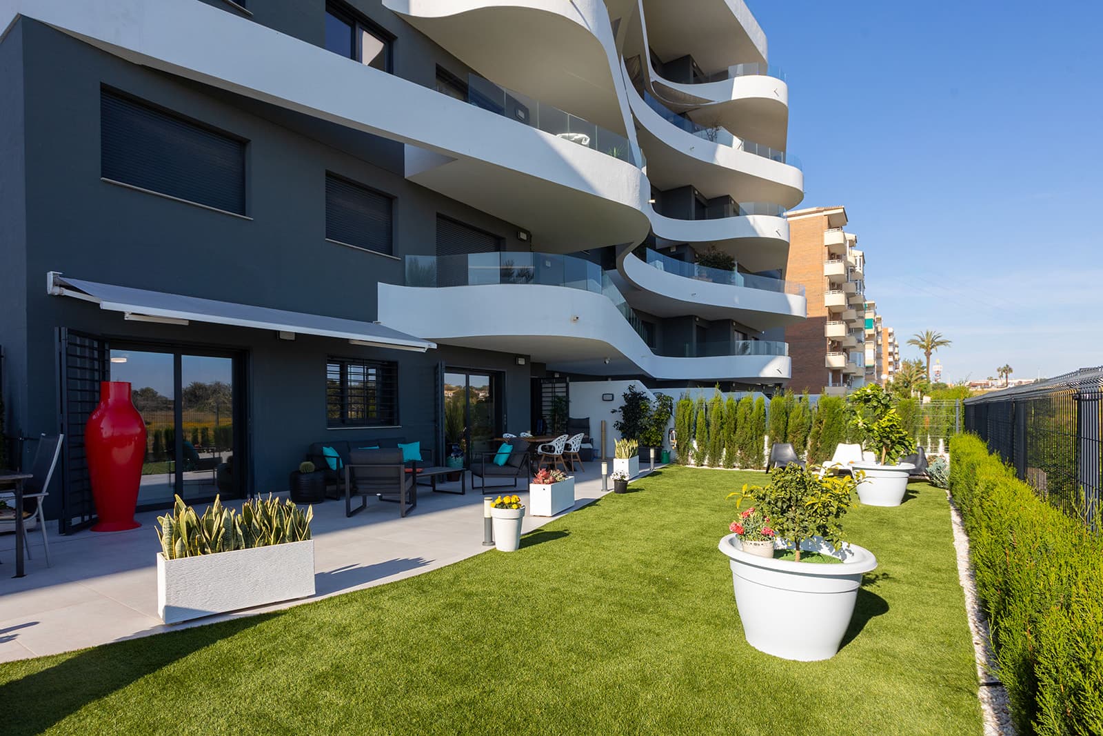 This apartment in the Ocean Dream complex stands out for its functionality and strategic location, just 200 meters from Punta Prima beach. With 84 m² of living space, the property is distributed into two bedrooms and two full bathrooms. Its main attraction is the large private outdoor space: a terrace that connects to a 95 m² garden, maintaining unusual open sea views from the ground floor.Architecturally, the residential complex optimizes space by locating the communal areas on the roof. This communal rooftop features a swimming pool, jacuzzi, and barbecue area, guaranteeing maximum sun exposure and uninterrupted panoramic views over the Mediterranean.The property is located in a fully consolidated area, with all essential amenities, supermarkets, and restaurants within walking distance. It is situated just a 5-minute drive from the Zenia Boulevard shopping center and about 45 minutes from Alicante Airport, making it a very solid asset for both residential use and investment.