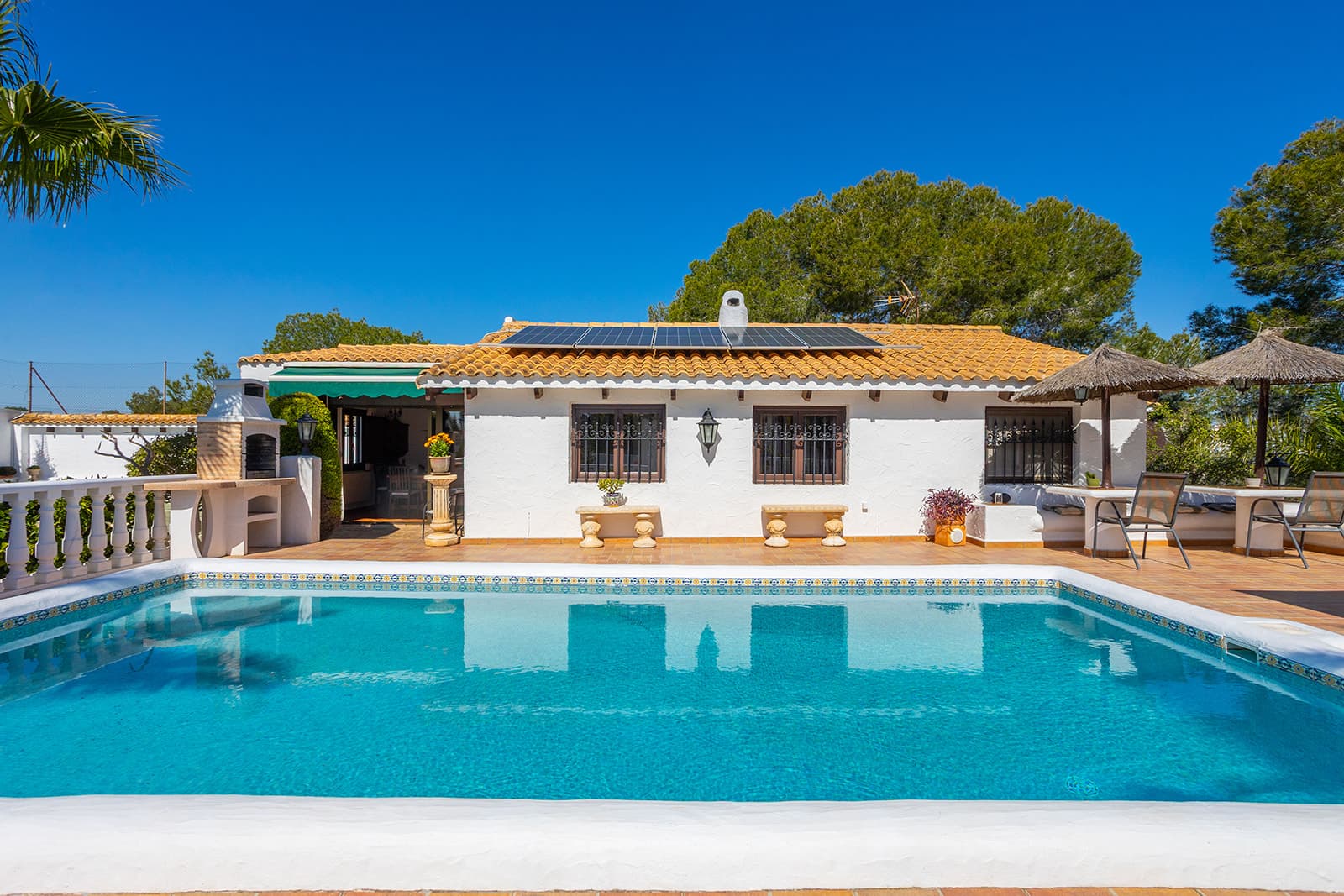 This 133 m² detached villa is located in the established area of Villamartin. The property stands out for its extensive 1,220 m² plot, offering superior privacy and a pine forest environment with unobstructed views of green areas. The house features 3 bedrooms, 2 bathrooms, and a southeast orientation that optimizes natural light.The exterior includes a private pool, barbecue area, and a mature garden. For technical added value, the estate is equipped with solar panels, enhancing sustainability and reducing operating costs. Its location is strategic for both residential and investment purposes, situated 2 km from the sea and near Golf Campoamor. The area provides immediate services such as supermarkets and restaurants. Alicante Airport is 45 minutes away and Murcia Airport is 35 minutes via the AP-7. A functional property with high appreciation potential due to its land dimensions.