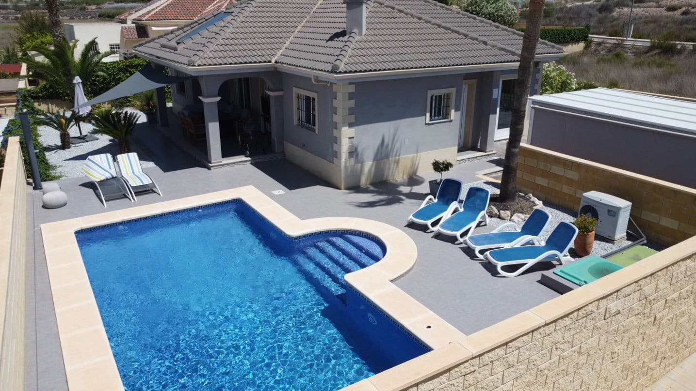 Well-maintained villa with private pool in beautiful La Romana, Alicante, Costa Blanca South.

This lovely villa, built in 2009, with 4 bedrooms (one currently used as office) and 2 bathrooms, on a corner plot, is a great opportunity to live your Spanish dream in an area.

This villa with 4 bedrooms (1 currently used as an office) and 2 bathrooms, on a corner plot, is an excellent opportunity to enjoy your own home in a beautiful location.With fantastic views of the mountains and beautiful nature, you are also within walking distance of the village with all facilities such as restaurants, cafes, shops or the medical center