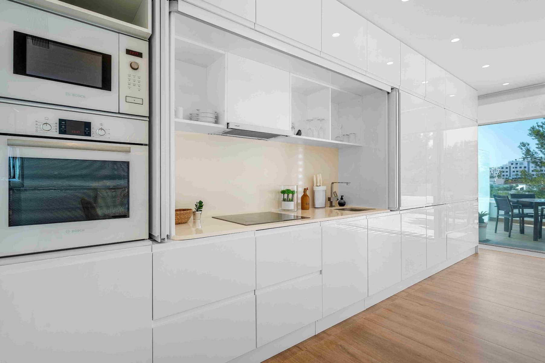 This spacious and elegant 2-bedroom penthouse apartment (a generous 90 m²!) was completed by renowned developer Somium in October 2016.

It features a large south-facing terrace with open panoramic views over Las Colinas — the perfect spot to enjoy your morning coffee in the sun. From the terrace, you can also access a private rooftop solarium.

The community boasts beautifully landscaped gardens with low-maintenance artificial grass, creating an ideal space for relaxing or socializing with family and friends throughout the day.

Highlights of the property include:

Central air conditioning Electric shutters in both bedroomsMotorized roller blinds Water leak detectors in the bathrooms and kitchen Basic smart home system Fully equipped kitchen with appliances Stylish, high-quality interior furnishings Private outdoor parking space Underfloor heating in both bathrooms Stunning infinity pool in the communal area

You'll also find the floor plans for the apartment and the parking space attached.

We’re confident you’ll fall in love with Las Colinas and this fantastic home. If you have any questions or would like to schedule a viewing, feel free to reach out.

Property details:



Built area: 90 m²Terrace: 21.5 m²Rooftop solarium: 30 m²Private outdoor parking space (12.5 m²), secured with an electric gate

The shared facilities include a large infinity pool surrounded by sunbathing areas, pergolas, artificial grass, as well as outdoor showers and toilets.

Las Colinas offers a wide range of on-site amenities: tennis and paddle courts, a professional gym, wellness area, an outdoor pool, and a private beach club in Campoamor (with parking). There are also several dining options including Unik Café, Il Palco, Umawa, and a small convenience store.

The apartment is sold fully furnished, with all white goods and parking included.

It is key-ready and can be delivered within one month.

Las Colinas has proven to be a solid investment over the last six years — this apartment is no exception.

Annual property tax (SUMA): €236.87Community fees: approx. €139/month