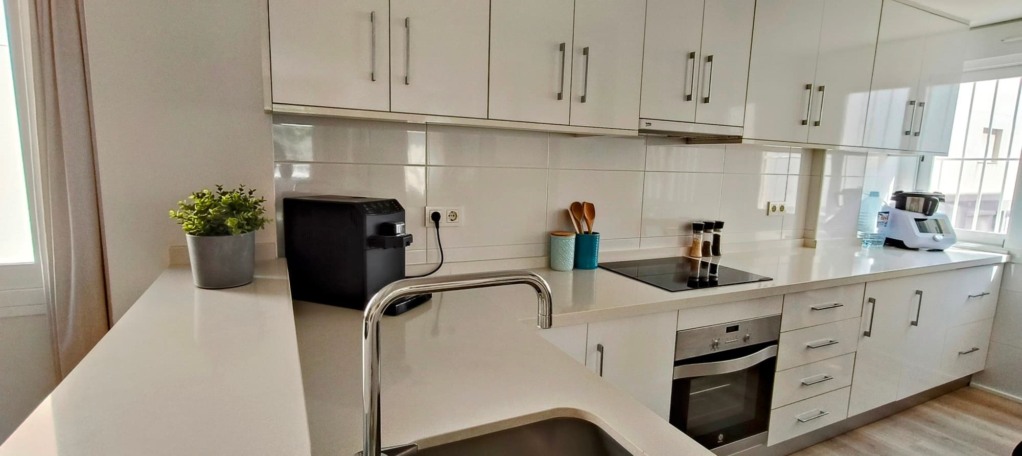 Le invitamos a descubrir esta moderna casa adosada ideal para familias, ubicada en una de las zonas más cotizadas de Torrevieja. Esta elegante propiedad es la opción perfecta para quienes buscan un estilo de vida cómodo cerca del mar, con todos los servicios y comodidades esenciales a su alcance.

 Con una superficie útil de 190 m², la vivienda ofrece cuatro amplias estancias, incluyendo tres dormitorios, tres baños y un despacho independiente, ideal para teletrabajar o como habitación adicional para invitados. Los interiores minimalistas están diseñados con atención al detalle, y la cocina totalmente equipada satisfará las expectativas incluso de los residentes más exigentes. Un sistema de aire acondicionado centralizado garantiza una temperatura interior agradable, incluso en los días más calurosos.

 La casa cuenta con amplios ventanales que inundan el interior de luz natural y realzan la sensación de amplitud. Los propietarios también disfrutan de una generosa terraza de 153 m² y un espacioso garaje para dos coches .

 La urbanización privada ofrece acceso a una piscina comunitaria con jacuzzi , un lugar perfecto para relajarse y socializar con los vecinos. En las inmediaciones encontrará supermercados, colegios, pistas de pádel y otros servicios esenciales.

 Gastos de comunidad: 75€/mes