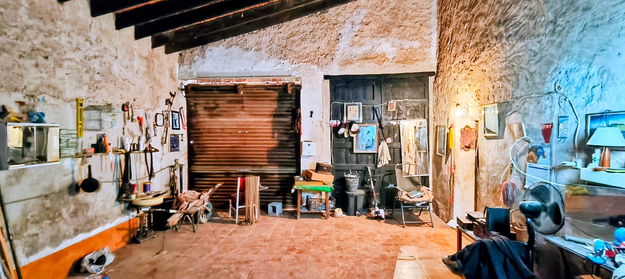 Finca con encanto tradicional para reformar en La Romana, Alicante – Parcela de 3.200 m² y vistas espectaculares

Descubre una joya escondida en uno de los pueblos más solicitados del interior alicantino: La Romana.

A tan solo 35 minutos del aeropuerto de Alicante y de la playa, esta auténtica finca del año 1904 te invita a reconectar con la tranquilidad, la historia y la naturaleza, sin renunciar a la cercanía de todos los servicios esenciales.

Ubicada en una generosa parcela de 3.200 m², la propiedad cuenta con 215 m² construidos, distribuidos en dos plantas que conservan elementos originales como vigas de madera y muros de piedra natural. Una base sólida y con alma, lista para ser transformada en una vivienda personalizada y única.

En la planta baja, destaca un amplio espacio que actualmente se utiliza como garaje, pero que podría convertirse en un impresionante salón con techos altos y vigas vistas. Además, encontramos una elegante entrada, dos dormitorios, y un aseo con espacio suficiente para instalar un baño completo con doble lavabo.

En la planta superior, el potencial es infinito: podrías diseñar un dormitorio principal con vestidor, una biblioteca con zona de trabajo, y un baño adicional. Todo ello con luz natural y vistas abiertas al campo.

La propiedad dispone de una estufa de leña para calefacción, una cueva natural, y una construcción auxiliar que podría albergar una futura piscina privada.

Ubicada a pocos minutos del centro de La Romana y con rápido acceso a localidades como Aspe, Novelda y Elche, esta finca ofrece lo mejor de ambos mundos: la paz del campo y la comodidad de la proximidad urbana. Restaurantes, tiendas, golf a 15 minutos, senderismo y las playas del Mediterráneo a solo media hora.

Una oportunidad única para quienes buscan autenticidad, espacio y posibilidades de reforma en un entorno de gran valor natural y cultural.

Distancias clave:

35 min al aeropuerto de Alicante35-40 min a las playas6 min a restaurantes, bares y tiendas15 min a campos de golfZonas de senderismo y naturaleza a pocos minutosPara que puedas visualizar cómo lucirá esta joya después de la renovación, estamos desarrollando un proyecto de renovación. Ya estamos añadiendo algunas ilustraciones, pero contáctanos y te daremos una idea de nuestros planes.