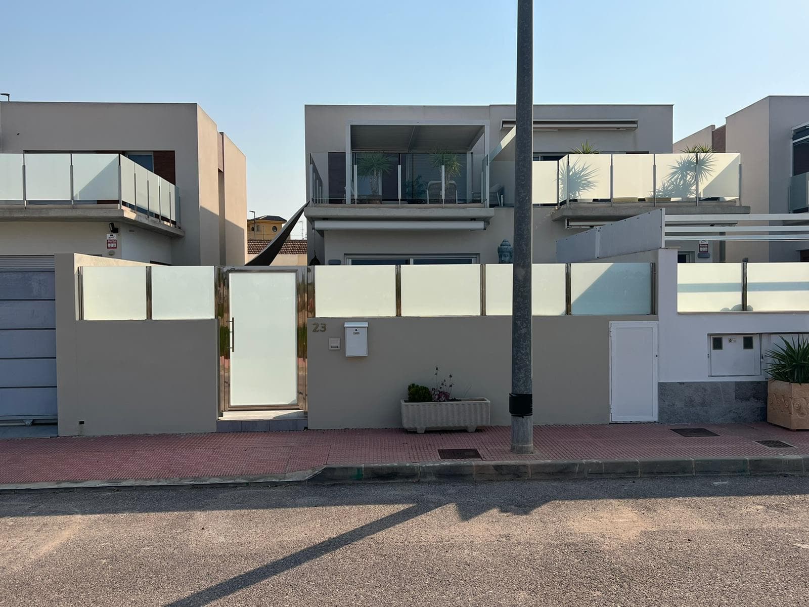 Costa Blanca property for sale – your tranquil retreat near Guardamar del Segura

Discover this lovely semi-detached villa in Daya Vieja, a charming Spanish village on the Costa Blanca. With over 130 m² of living space, this property is an excellent choice as a holiday home in Spain or a permanent residence.

Property Highlights

3 spacious bedrooms2 modern bathrooms + guest toilet Partially furnished with quality piecesCentral air conditioning systemOpen-plan living & dining area with natural light

The house is sold partially furnished in consultation with buyers and sellers.

Outdoor Living

This villa comes with your own private swimming pool, perfect for cooling off or hosting guests. The low-maintenance garden allows you to spend more time enjoying the Mediterranean lifestyle.

Location – Daya Vieja & Surroundings

Daya Vieja offers a peaceful, traditional atmosphere with a friendly community, local cafés, and scenic countryside walks. Yet, it is ideally located close to some of the Costa Blanca’s most popular destinations:

Just minutes away from Benijófar and Ciudad Quesada, offering restaurants, shops, golf courses, and all essential services.A short drive to the beautiful sandy beaches of Guardamar del Segura, known for their natural dunes and crystal-clear waters.

This makes the property a perfect balance: a quiet retreat in Daya Vieja, with vibrant towns and stunning beaches right on your doorstep.

 Location: Daya Vieja, Costa Blanca 

Living area: 130 m²

Looking for a villa near Guardamar del Segura or a Costa Blanca property with pool? Contact us today to arrange a viewing and make this beautiful home yours.

