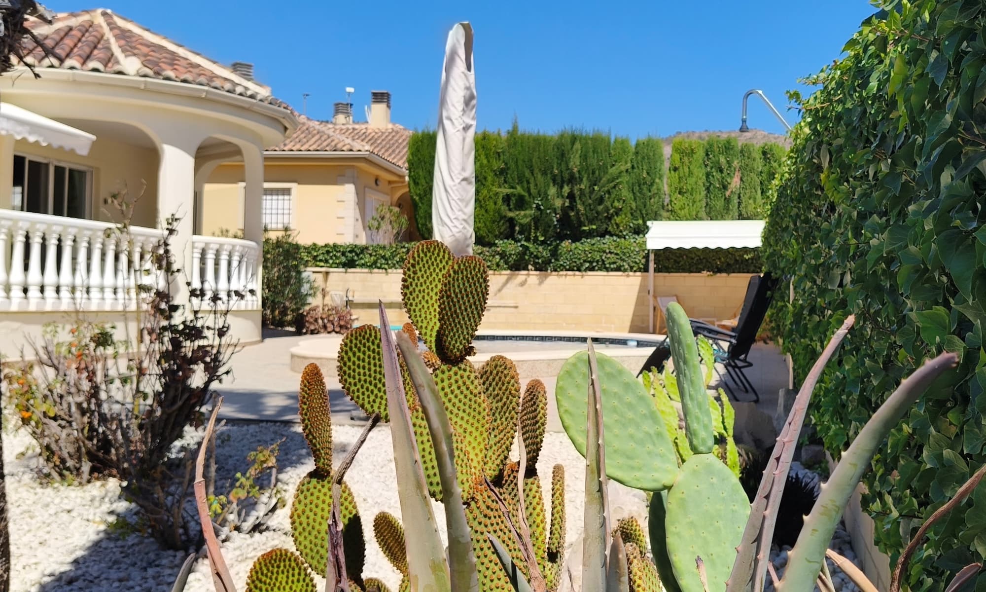Casa unifamiliar con piscina privada en La Romana | Urbanización El Mirador

 Casa unifamiliar en La Romana (Alicante) con piscina privada, garaje y parcela de 500 m². Preciosas vistas, cerca del pueblo y a 35 minutos del aeropuerto.

 Casa unifamiliar con piscina privada en La Romana

 Descubra esta encantadora casa unifamiliar en La Romana (Alicante) , ubicada en la tranquila zona residencial El Mirador , rodeada de montañas y con vistas espectaculares . Una propiedad perfecta para quienes buscan tranquilidad, naturaleza y el auténtico estilo de vida mediterráneo.

 Con una parcela de 500 m² y una superficie construida de 153 m² , la casa tiene todo lo necesario para disfrutar de una vida cómoda y relajante en la Costa Blanca interior.

 Características principales de la casa

 Dormitorios: 2 (con posibilidad de crear un dormitorio extra para invitados) Baños: 1 completo + 1 aseo Construcción: 2008 Parcela: 500 m² Superficie construida: 153 m² Terraza: Sí Solárium: No Piscina privada: Sí Garaje: Sí

 El jardín mediterráneo y la piscina privada están perfectamente cuidados, ofreciendo un espacio ideal para relajarse o disfrutar del sol con amigos y familiares.

 Ubicación y alrededores en La Romana

 La propiedad se encuentra a tan solo 2 km del pueblo de La Romana , donde encontrará supermercados, bares, restaurantes, tiendas y todos los servicios necesarios.

 Su excelente ubicación le permite llegar mediante:

 A 35 minutos del aeropuerto de Alicante y de la ciudad. A 20 minutos de la autovía , con conexiones a la Costa Blanca, Costa Cálida y Valencia .

 Esto hace que la casa sea una opción ideal tanto para residencia permanente como para casa de vacaciones .

 Estilo de vida mediterráneo en la Urbanización El Mirador

 El complejo cuenta con el acogedor restaurante "El Mirador", especializado en cocina local con productos frescos. Si le gusta socializar, también puede participar en partidas de petanca dos veces por semana .

 Para aquellos que deseen sumergirse más en la cultura, el pueblo de La Romana ofrece una escuela de idiomas donde pueden aprender español y conectarse con la comunidad local.

 Esta casa con piscina privada en La Romana es perfecta para una pareja que busca tranquilidad, comodidad y la esencia del estilo de vida mediterráneo, sin dejar de estar cerca de la ciudad y la costa.