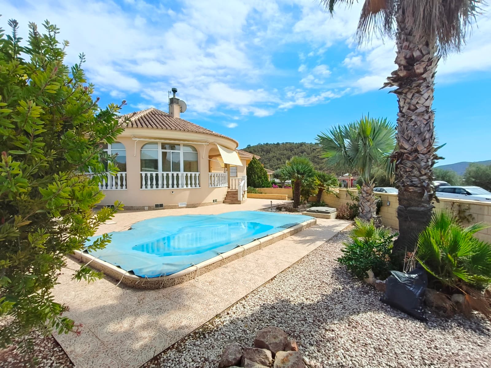 Descubra esta villa tradicional bellamente presentada en una espaciosa parcela de esquina de 540 m², que ofrece impresionantes vistas de colinas boscosas, montañas y el encantador pueblo de La Romana, a solo 2 minutos de distancia.

 La villa cuenta con un luminoso salón-comedor diáfano en forma de L con una acogedora estufa de leña, wifi y acceso a una terraza envolvente, semi-acristalada para uso durante todo el año y semi-abierta para los días soleados. Esta encantadora casa ofrece dos dormitorios y una sala de estar más amplia, con tres dormitorios más en el sótano. En la planta baja, el dormitorio principal cuenta con baño en suite, además de un dormitorio y un baño de invitados.

 Una característica única es el versátil sótano , accesible desde la casa, el jardín o el garaje. Aquí encontrarás habitaciones adicionales perfectas para dormitorios, una oficina, un espacio para hobbies o incluso una sala de música, ideal para adaptarse a tu estilo de vida.

 La zona exterior está diseñada para la relajación y el disfrute, con una piscina privada de estilo romano , una soleada terraza y un jardín de fácil mantenimiento con árboles frutales y palmeras. Dos entradas para vehículos y una puerta peatonal facilitan el acceso, con aparcamiento para invitados y garaje.

 Con conexión completa a agua corriente, electricidad, desagües e internet de alta velocidad, esta propiedad es una opción ideal tanto para una escapada vacacional como para disfrutar de una cómoda estancia durante todo el año. Con un bar-cafetería a un corto paseo y el pueblo a un corto trayecto en coche, esta casa ofrece la combinación perfecta de privacidad y comodidad.

 Características

 Dormitorios: 3 (5)

 Baños: 2

 Trama: 540

 Terraza Piscina privada 30 minutos a la playa A 2 min de restaurantes, bares, tiendas,… 15 minutos para jugar al golf 30 minutos al aeropuerto