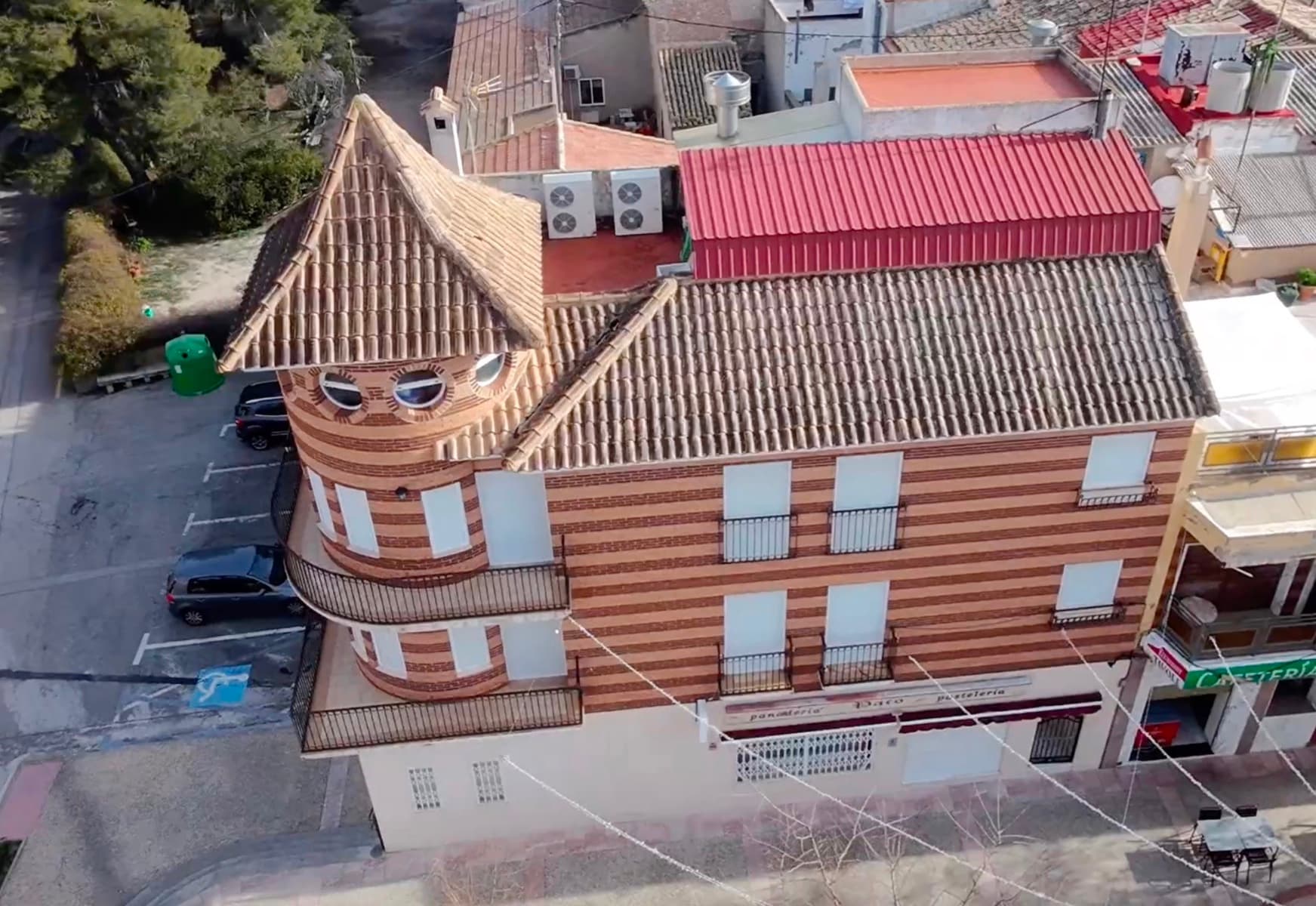 We offer for sale a unique building with a total area of 422 m² , located in the charming town of La Romana, near Aspe, in the province of Alicante. This property represents an excellent investment opportunity, combining commercial space with comfortable living quarters and the possibility of renting out individual floors. Building layout: Ground floor: Warehouse: 105 m². Commercial premises: 83 m², formerly a fully equipped bakery. The premises are equipped with: Large ovens for baking bread Mixer and workspace Glass display cases and cashier's counter Facilities with bathroom A freight elevator for transporting products to the basement First floor: Private apartment with an area of 105 m² Living room with large windows and a beautiful view of the town and mountains Spacious kitchen Bedroom Bathroom Second floor: 4 rooms, 2 bathrooms (one in the large room, the other accessible from the hallway) An additional room, currently used as a laundry room, with the potential to become a kitchen – ideal for renting out the entire floor Third floor (attic): 22 m² storage space Solarium Equipment and amenities: Central heating and radiators Air conditioning and ventilation The building is ready for immediate use About the location: La Romana is a picturesque town in the province of Alicante, located near Aspe. It's renowned for its local traditions, relaxed pace of life, and exceptional gastronomy. The perfect combination of small-town comforts and easy access to larger cities makes it an ideal place for both residential and real estate investment. Price and references: Price: €294,950 Reference number: APP0544