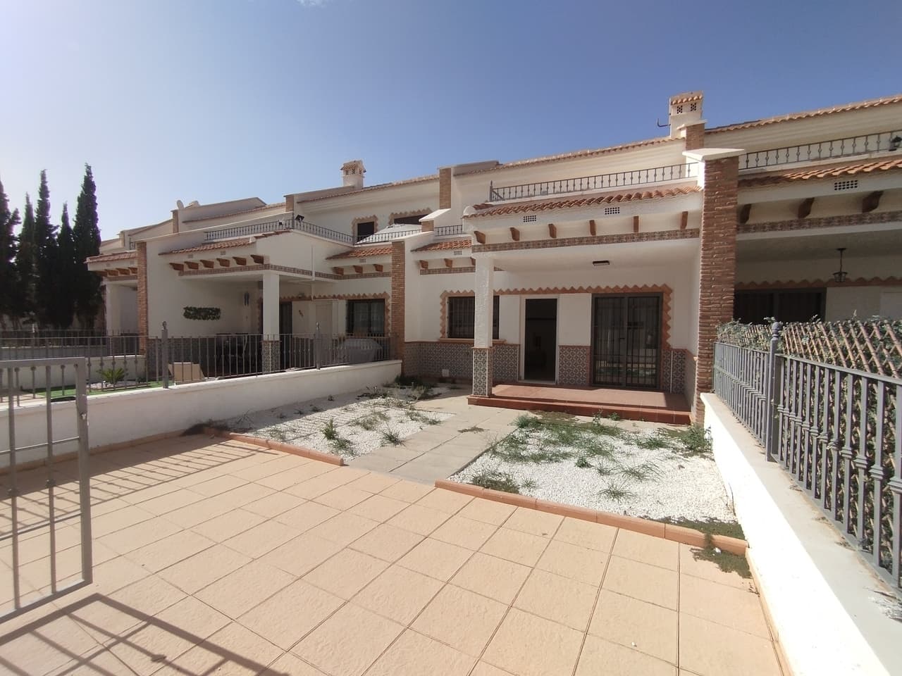 BEAUTIFUL refurbished townhouse in a lovely urbanization just outside San Miguel de salinas. As you enter the property you are welcomed with a large front garden terrace area with plenty of sun. As we enter the house there is a spacious living room and dining area then a great size modern kitchen. There is a downstair bathroom with shower completed , then a downstair bedroom which leads out to the back padio. As we go upstairs we are welcomed with a great size bedroom with ensuite and its balcony. Third bedroom and bathroom , this property offers so much space , tranquility and luxury finish. The property also has its own underground parking space and a huge storage room included in the price. There is a lovely communal pool to relax and just minutes drive away from the lovely golf courses such as las colinas , Villamartin.Dont miss out