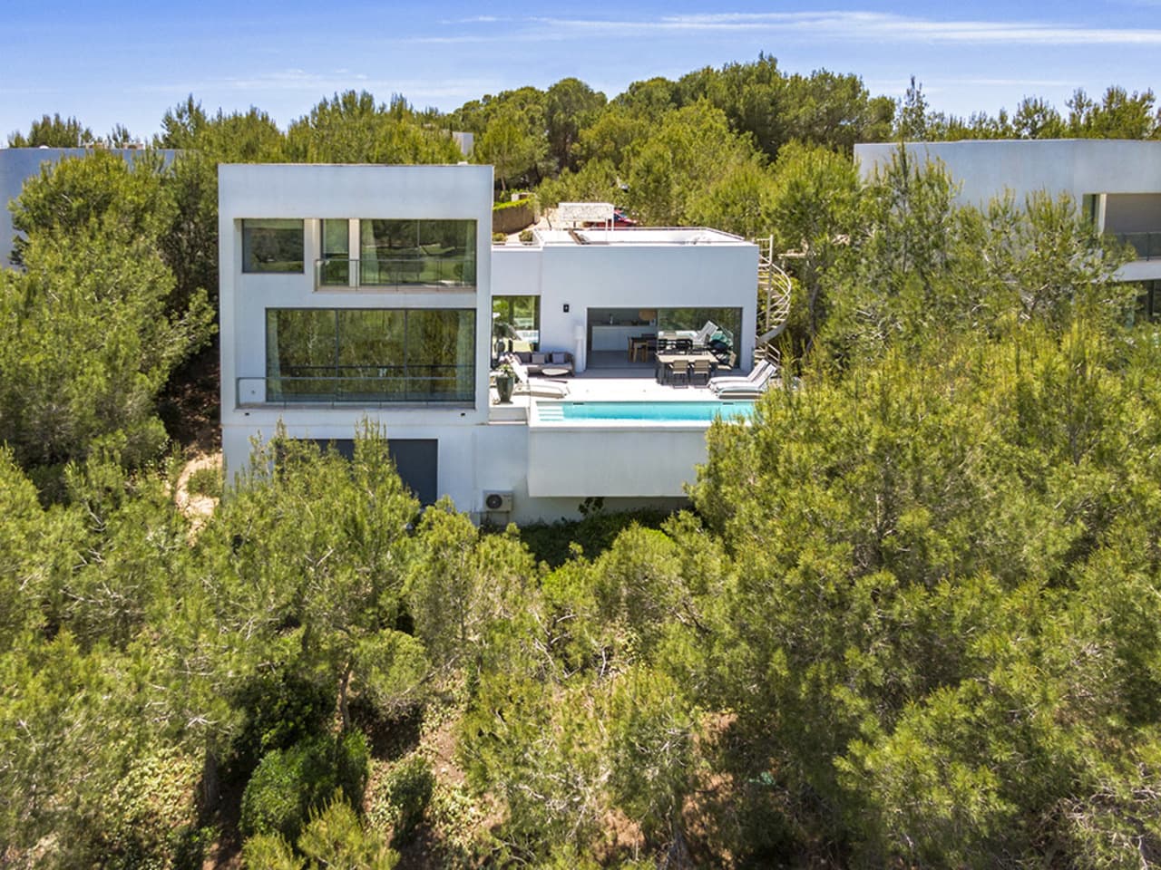 The Enebro Community is situated in one of the most prestigious locations in the heart of Las Colinas Golf & Country Club.Villa Abubilla faces the lush Mediterranean forest, passing through part of the golf course. The views invite you to connect with nature and to disconnect from the rest.The distribution of this villa is divided into 3 floors. In the main room there is a huge kitchen with a central island in front of the swimming pool and terrace, letting in plenty of natural light. Next to them, there is a living room with a glass window facing a sea of trees with enviable and privileged views.On the top floor is the master bedroom and bathroom, both rooms facing out into nature.Upstairs on this floor there is a solarium with a Balinese hammock to enjoy the sun’s rays even closer.The downstairs rooms are also immersed in the arboretum of Las Colinas Golf & Country Club.