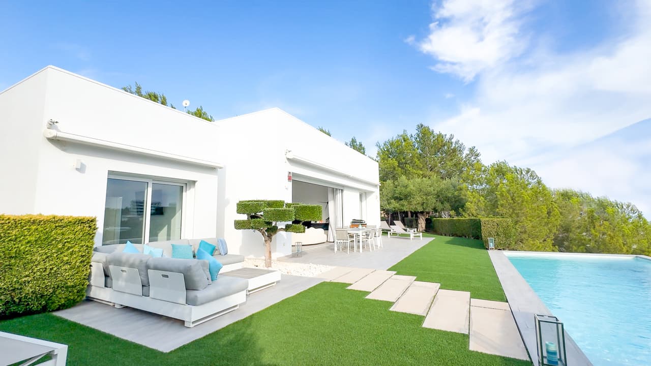 The Adelfa Community, located in the heart of Las Colinas Golf & Country Club, is a unique retreat in which to enjoy the natural beauty and climate of southeast Spain.This villa has 130 m2 of constructed area. It has 3 bedrooms, 2 bathrooms, a fully equipped kitchen and a terrace with garden and private swimming pool.The villa combines contemporary architecture with high quality finishes to offer luminous spaces. Thanks to its spaciousness, there is a constant communication between the interior and the exterior, allowing you to enjoy breathtaking views of the Mediterranean Sea.