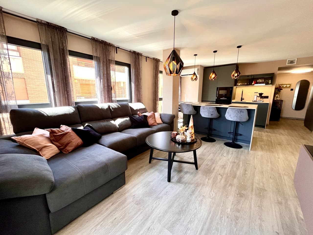 This beautifully refurbished 4-bedroom, 2-bathroom apartment located in the heart of Almoradí. Fully renovated to a high standard, the apartment features a contemporary open-plan kitchen with a central island, waterproof vinyl laminate flooring throughout, and ducted air conditioning. Both bathrooms have underfloor heating, with the master en-suite offering a spacious double rainfall shower.Ready to move straight into, this home is ideally situated within walking distance of all local amenities — including shops, bars, restaurants, schools, and more. Almoradí’s vibrant main square is just a short stroll away, and the beaches of Guardamar, including Playa Moncayo, are just a 20-minute drive.A wheelchair-friendly, it offers the perfect combination of comfort, accessibility, and modern living.This is a rare opportunity to own a spacious, turnkey apartment in one of the most well-connected towns in the Vega Baja region.