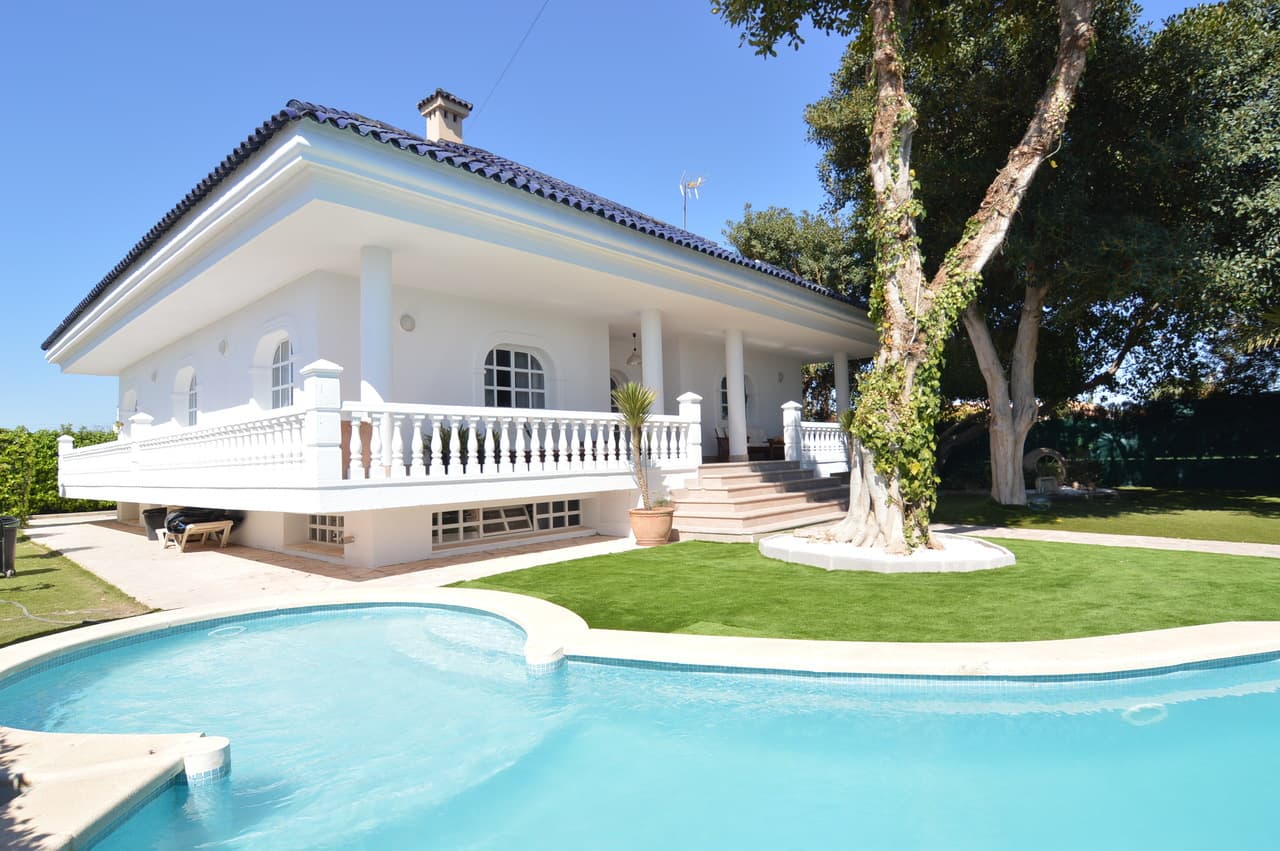 Fully reformed 4 bedroom, 4 bathroom villa on a huge 800m plot in Torreta Florida, Torrevieja just an easy 15 minute walk into the heart of Torrevieja with access to the beaches and a huge array of bars, shops and restaurants along the way.Built in 1989 this villa has been reformed to a very high standard and finished with many extras including air-conditioning, private swimming pool, double garage and purpose built bbq area. The villa has 4 double bedrooms, a huge living and dining room and fully equipped kitchen. The villa is located in a priviledged area within a few minutes from Habaneras shopping mall, the cinema and waterpark.