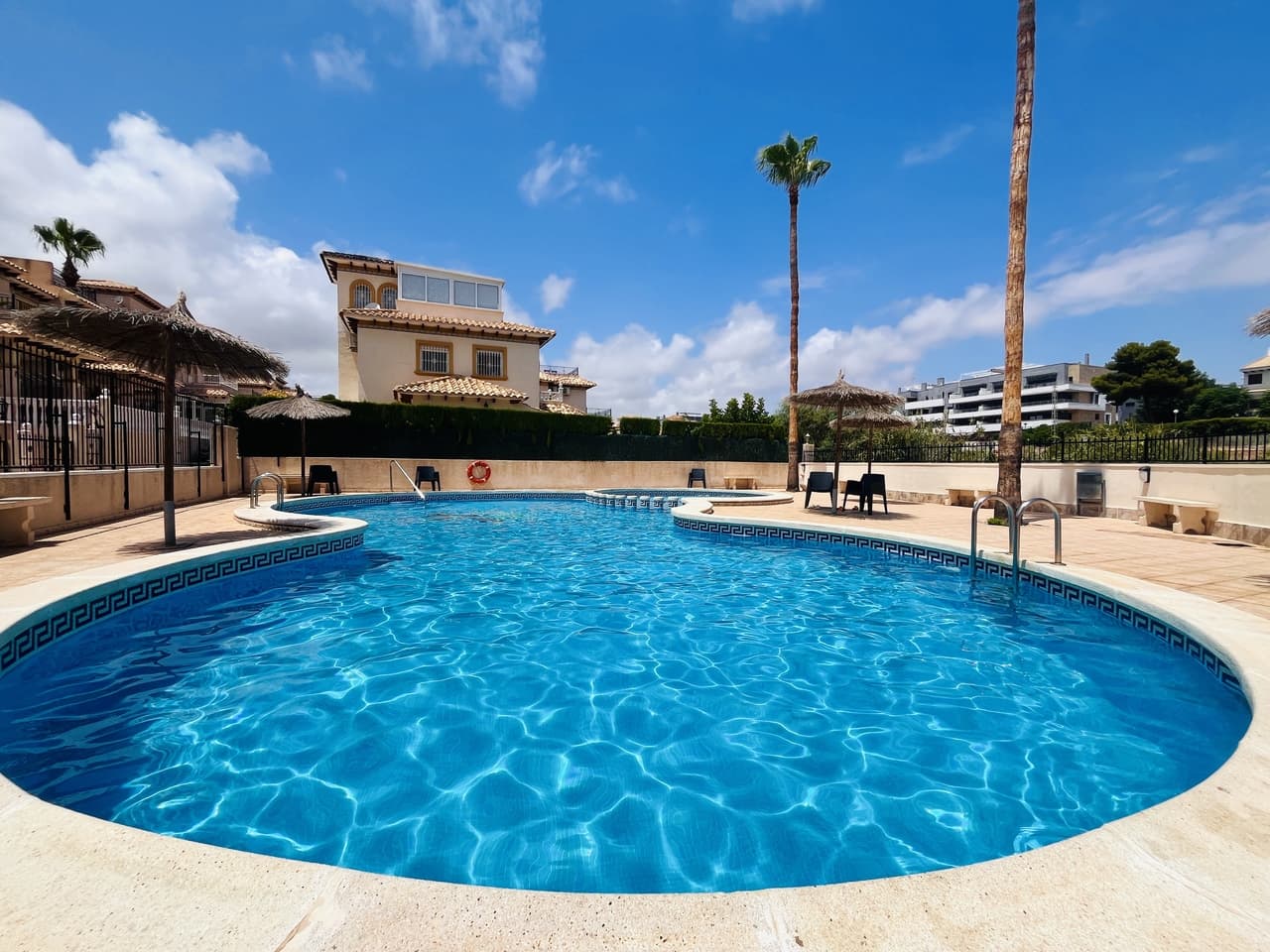 A fantastic opportunity to purchase this well-located 2-bedroom, 1-bathroom apartment in the heart of La Zenia. Set within a peaceful cul-de-sac, the property is just a 10-minute stroll to La Zenia Beach and a one-minute walk to the famous La Zenia Boulevard, as well as the popular Via Park I and Via Park II commercial centres.Situated within a friendly, well-kept community with a communal pool, the apartment offers a bright open-plan living space, a functional balcony where you can sit and enjoy a quiet moment overlooking the old riverbank, and two comfortable bedrooms.Ideal as a holiday home, rental investment or permanent residence in one of the most in-demand areas of Orihuela Costa.