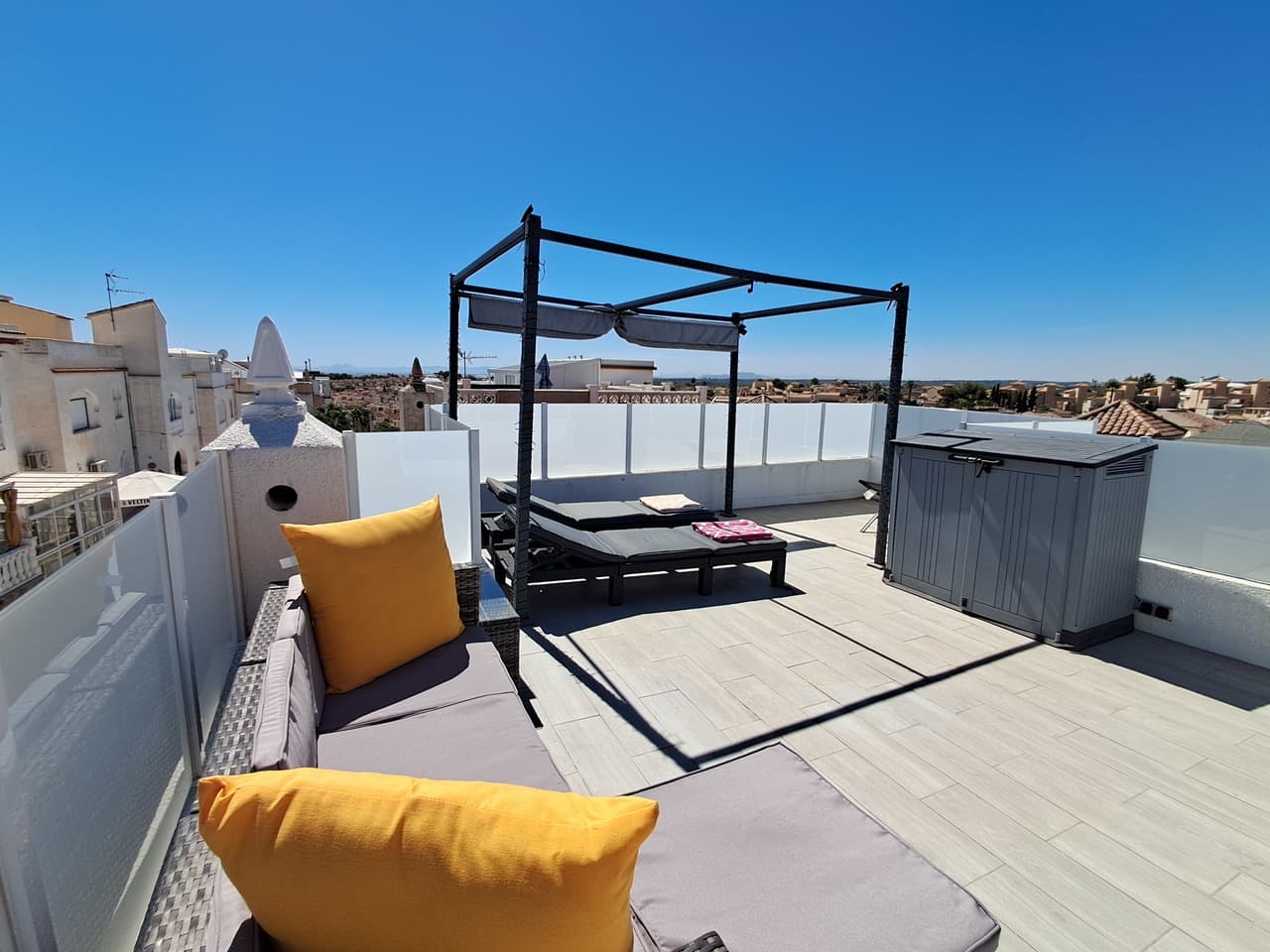 1 Bed, 1 Bath Top Floor Apartment in El Galán – €119,900 ✨This beautifully refurbished top-floor apartment in sought-after El Galán offers modern living in a tranquil setting. The property features:1 spacious bedroom with built-in storage1 stylish bathroom fully updated with high-quality finishesBright, open-plan living area with a sleek, modern kitchenPrivate solárium with stunning mountain and sea views – perfect for relaxing or entertainingFully renovated throughout, move-in readySet in a peaceful residential area, yet close to shops, restaurants, and golf courses, this apartment combines comfort and convenience with unbeatable views.